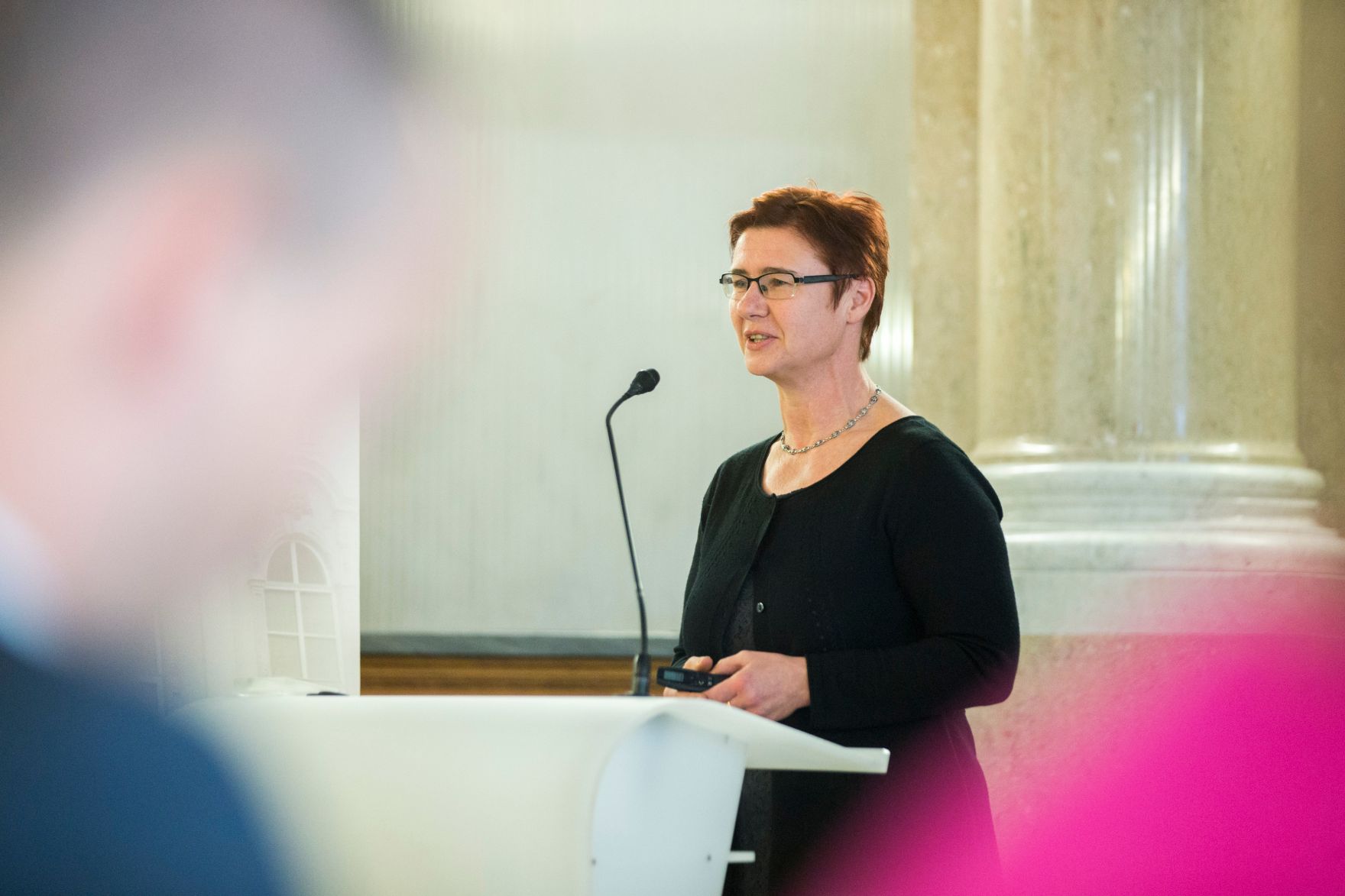 Am 13. November 2017 fand die Veranstaltung "Gender Pay Gap: Fakten, Handlungen, Ergebnisse" statt. Im Bild Margit Schratzenstaller-Altzinger, Stellvertretende Leiterin des &Ouml;sterreichischen Institut f&uuml;r Wirtschaftsforschung Wien.