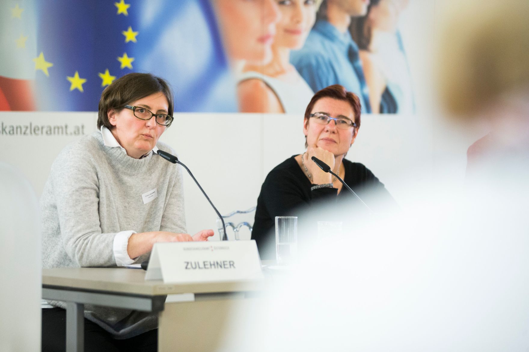 Am 13. November 2017 fand die Veranstaltung "Gender Pay Gap: Fakten, Handlungen, Ergebnisse" statt. Im Bild Christine Zulehner (l.), Professorin f&uuml;r Volkswirtschaftslehre an der Universit&auml;t Wien.
