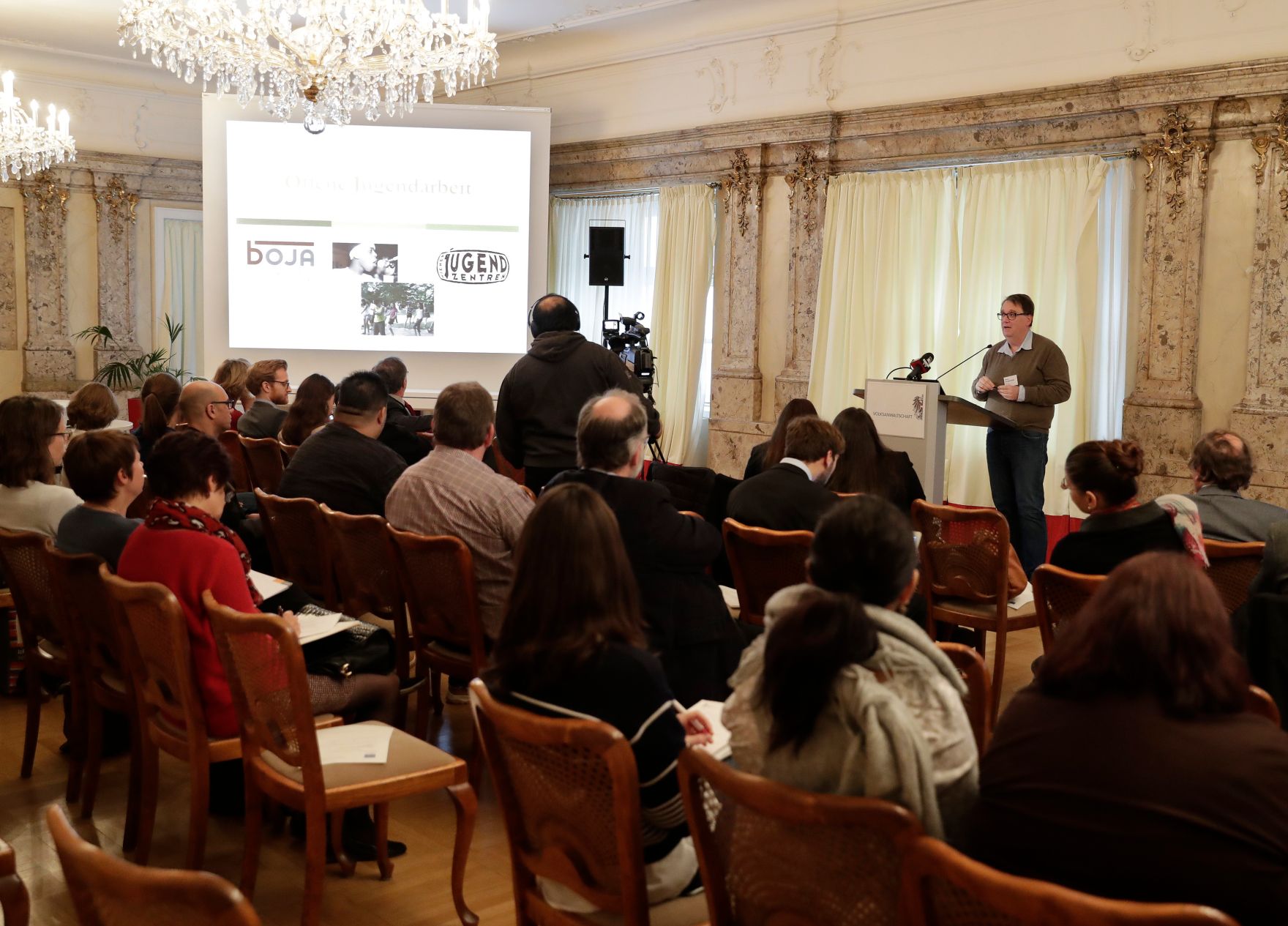 Am 24. November 2017 fand die 20. Roma Dialogplattform des Bundeskanzleramts zum Thema &quot;Au&szlig;erschulische Jugendarbeit&quot; statt.