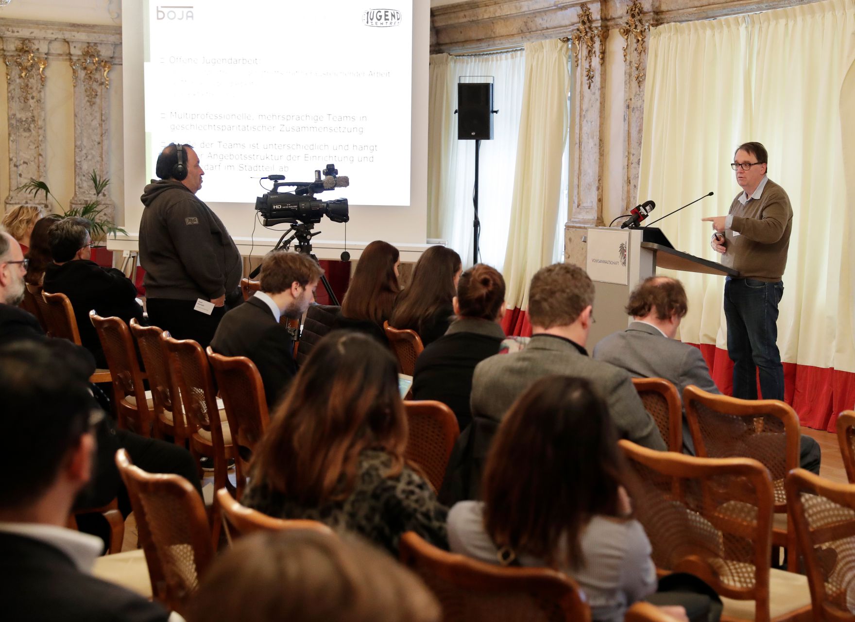 Am 24. November 2017 fand die 20. Roma Dialogplattform des Bundeskanzleramts zum Thema &quot;Au&szlig;erschulische Jugendarbeit&quot; statt.