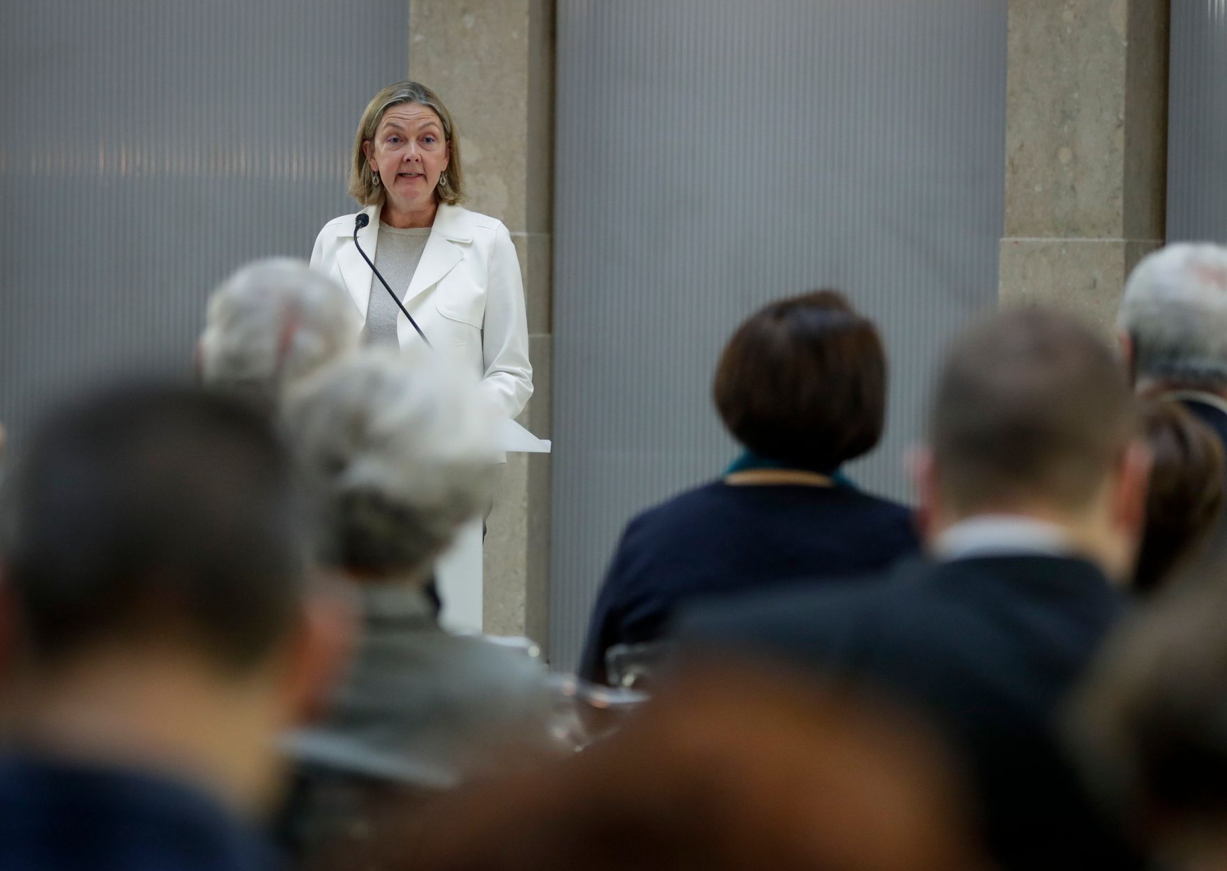 Am 24. November 2017 &uuml;berreichte Abteilungsleiterin Kathrin Knei&szlig;el (im Bild) das &Ouml;sterreichische Ehrenkreuz f&uuml;r Wissenschaft und Kunst I. Klasse an Clara Bencivenga-Trillmich.