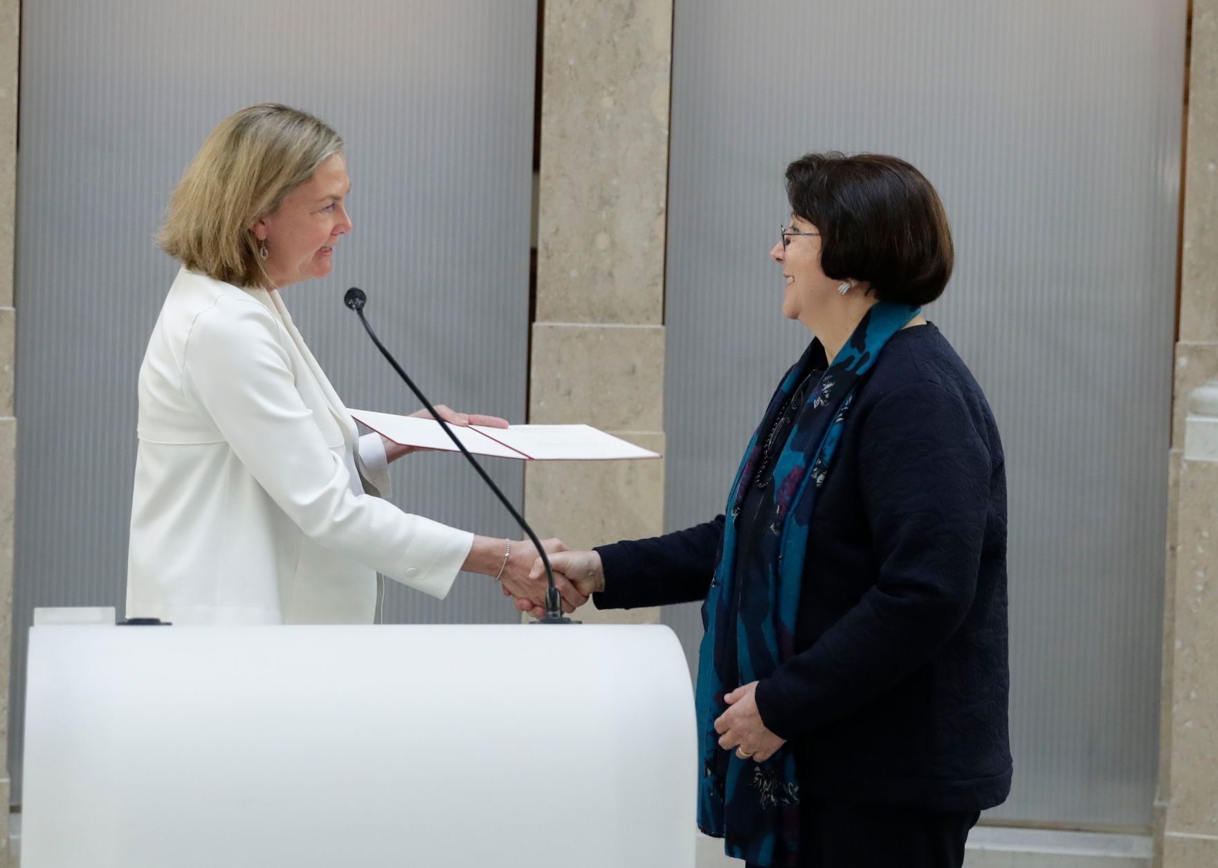 Am 24. November 2017 &uuml;berreichte Abteilungsleiterin Kathrin Knei&szlig;el (l.) das &Ouml;sterreichische Ehrenkreuz f&uuml;r Wissenschaft und Kunst I. Klasse an Clara Bencivenga-Trillmich (r.).