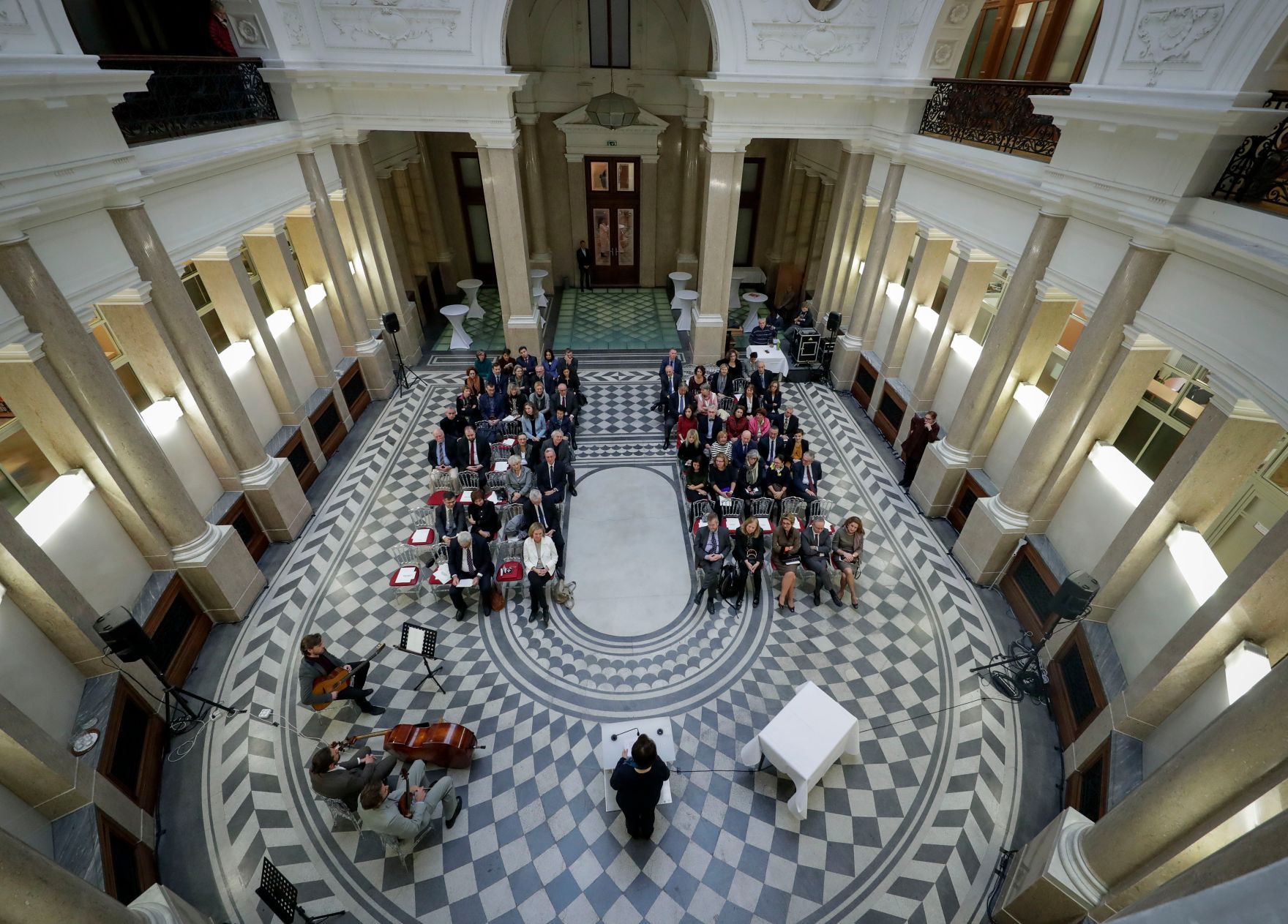 Am 24. November 2017 &uuml;berreichte Abteilungsleiterin Kathrin Knei&szlig;el das &Ouml;sterreichische Ehrenkreuz f&uuml;r Wissenschaft und Kunst I. Klasse an Clara Bencivenga-Trillmich.