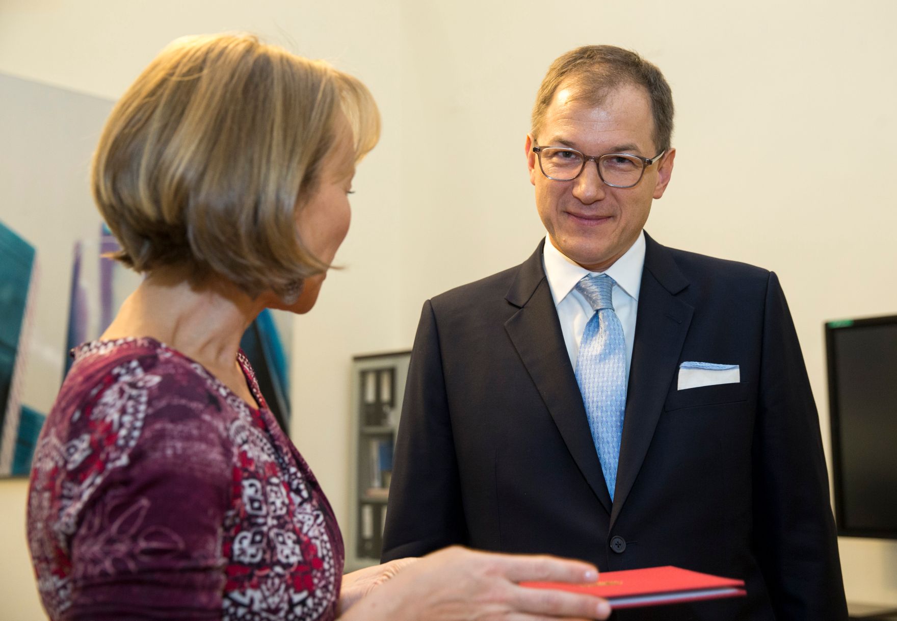 Am 27. November 2017 bestellte der Bundeskanzler den Wirtschaftstreibenden Gerhard Uko zum Mitglied der bei der Bundesanstalt "Statistik &Ouml;sterreich" eingerichteten Wirtschaftskurie. Im Bild Sektionschefin Nicole Bayer (l.) bei der Dekret&uuml;berreichung mit Kommerzialrat f&uuml;r die Statistik Oliver Braun (r.).