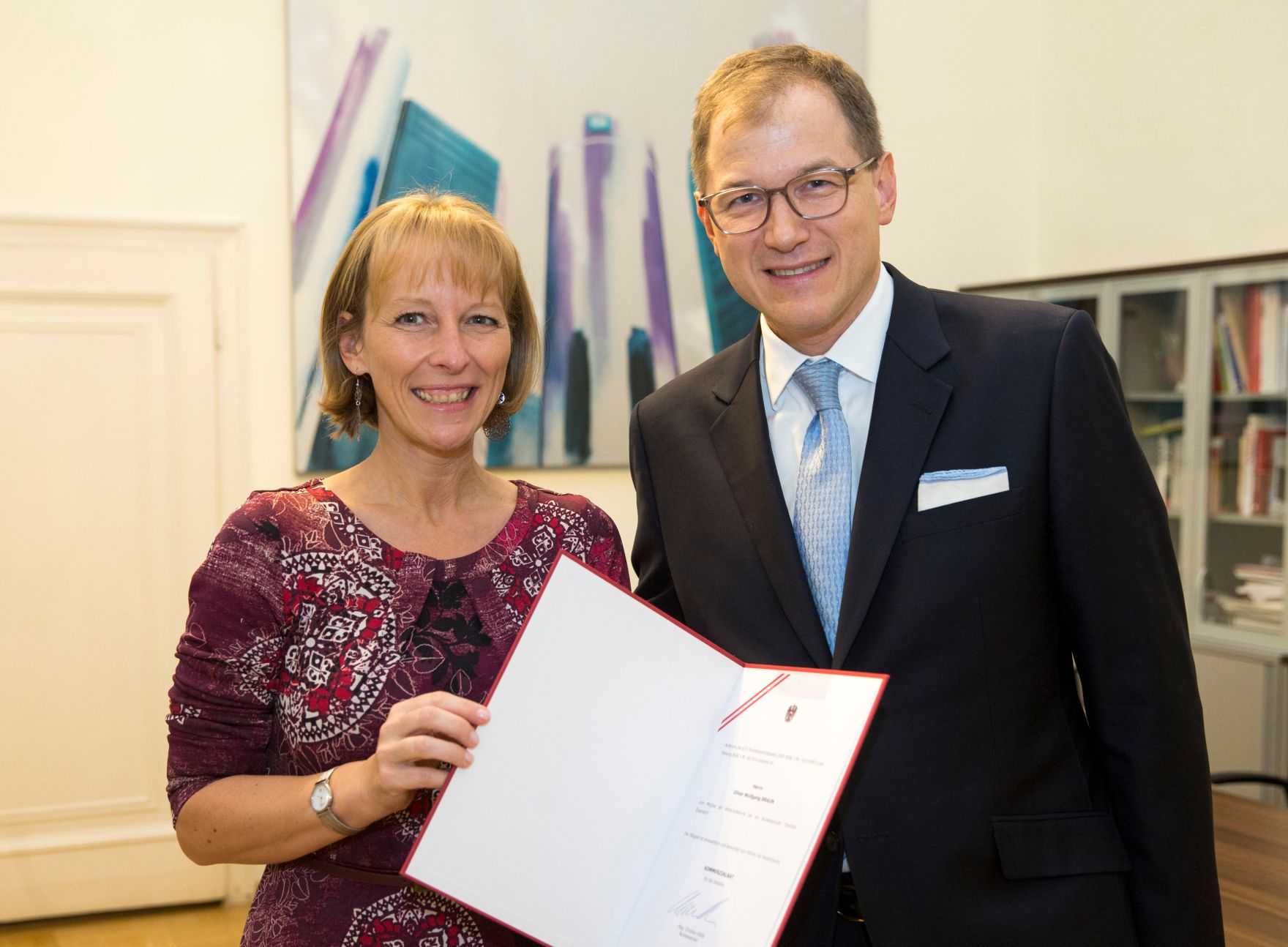 Am 27. November 2017 bestellte der Bundeskanzler den Wirtschaftstreibenden Gerhard Uko zum Mitglied der bei der Bundesanstalt "Statistik &Ouml;sterreich" eingerichteten Wirtschaftskurie. Im Bild Sektionschefin Nicole Bayer (l.) bei der Dekret&uuml;berreichung mit Kommerzialrat f&uuml;r die Statistik Oliver Braun (r.).