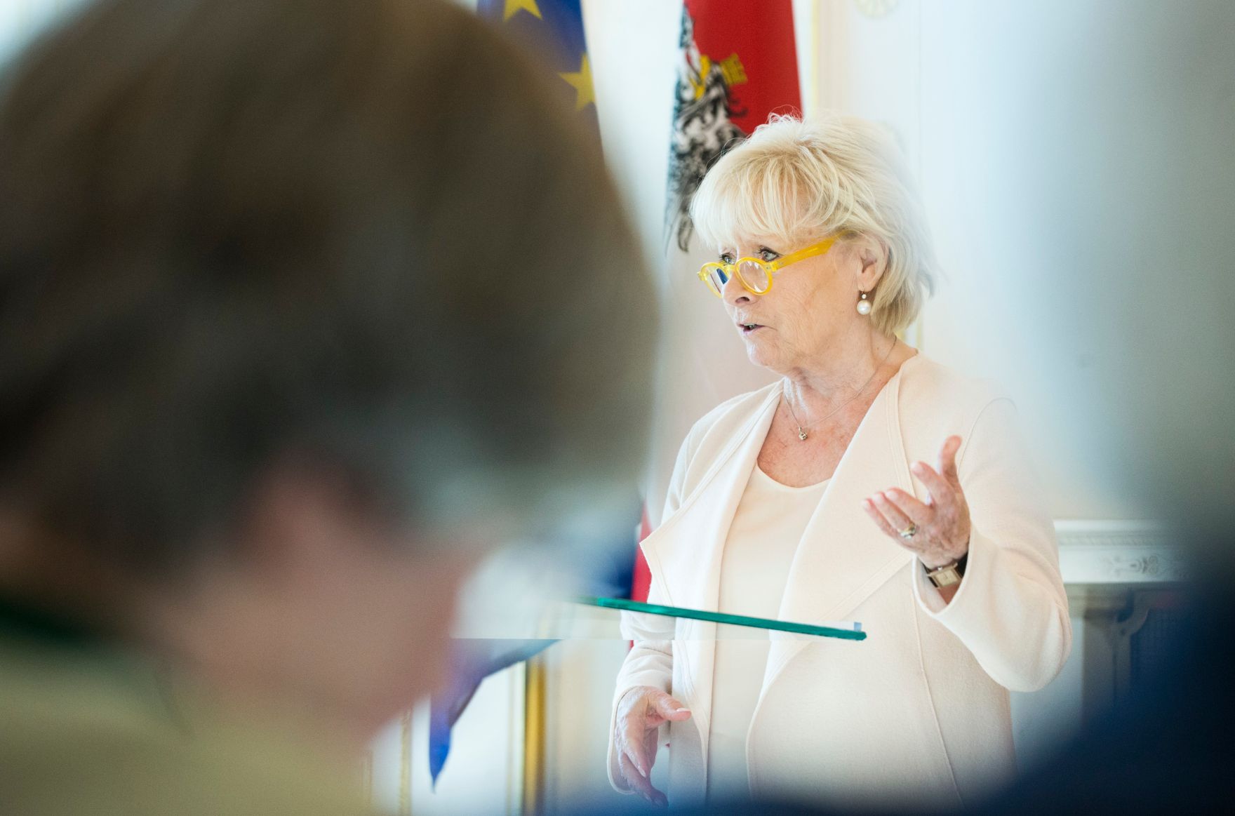 Am 27. November 2017 &uuml;berreichte Sektionschef J&uuml;rgen Meindl das &Ouml;sterreichische Ehrenkreuz f&uuml;r Wissenschaft und Kunst an Helga Papouschek (im Bild).