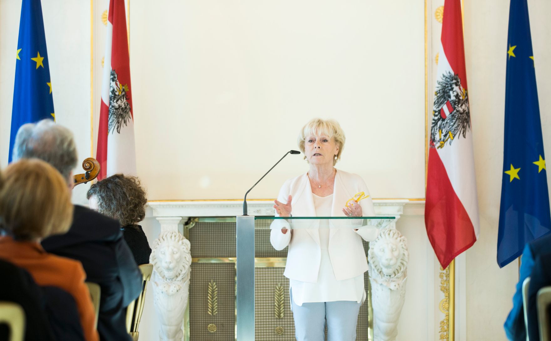 Am 27. November 2017 &uuml;berreichte Sektionschef J&uuml;rgen Meindl das &Ouml;sterreichische Ehrenkreuz f&uuml;r Wissenschaft und Kunst an Helga Papouschek (im Bild).