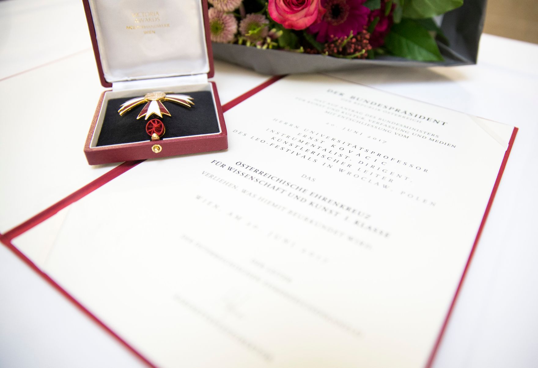 Am 5. Dezember 2017 &uuml;berreichte Sektionschef J&uuml;rgen Meindl das &Ouml;sterreichische Ehrenkreuz f&uuml;r Wissenschaft und Kunst I. Klasse an Ernst Kovacic.