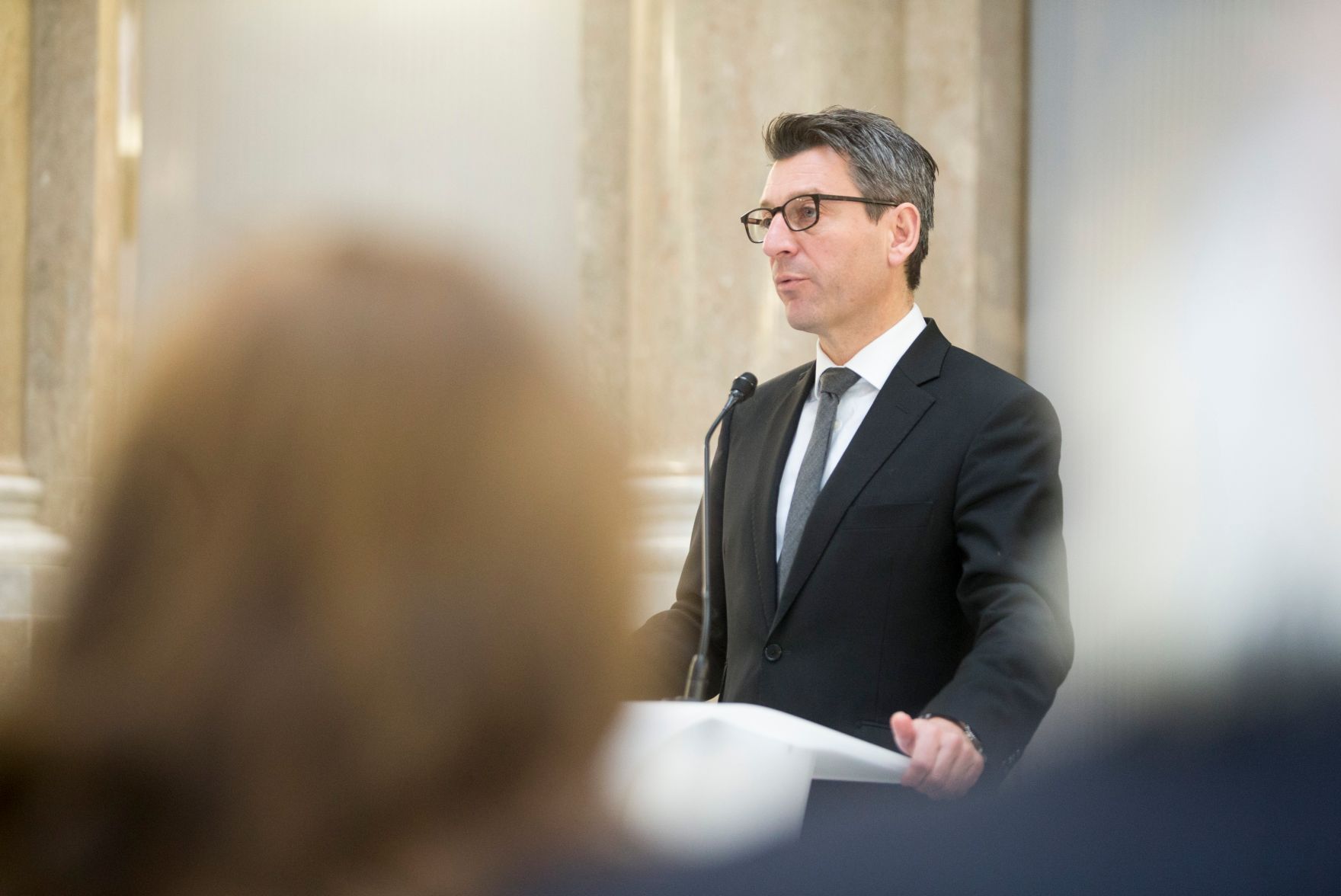 Am 5. Dezember 2017 &uuml;berreichte Sektionschef J&uuml;rgen Meindl (im Bild) das &Ouml;sterreichische Ehrenkreuz f&uuml;r Wissenschaft und Kunst I. Klasse an Ernst Kovacic.