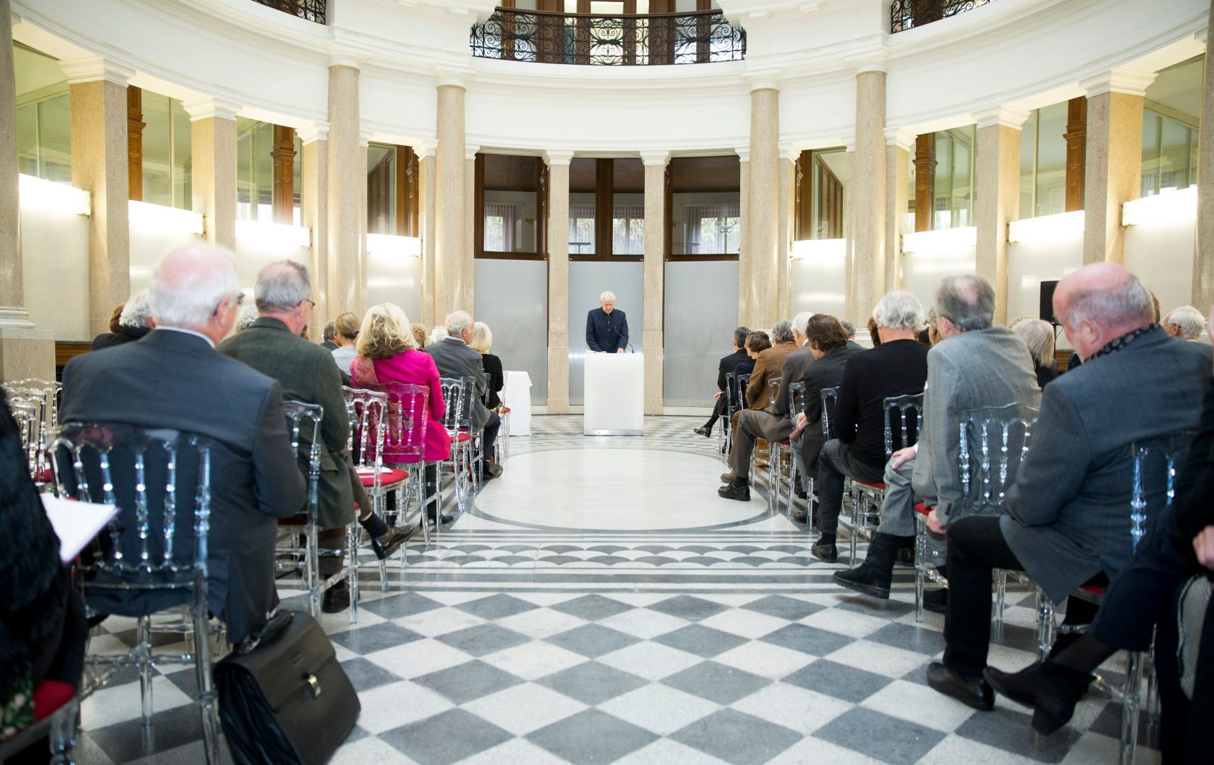 Am 5. Dezember 2017 &uuml;berreichte Sektionschef J&uuml;rgen Meindl das &Ouml;sterreichische Ehrenkreuz f&uuml;r Wissenschaft und Kunst I. Klasse an Ernst Kovacic.