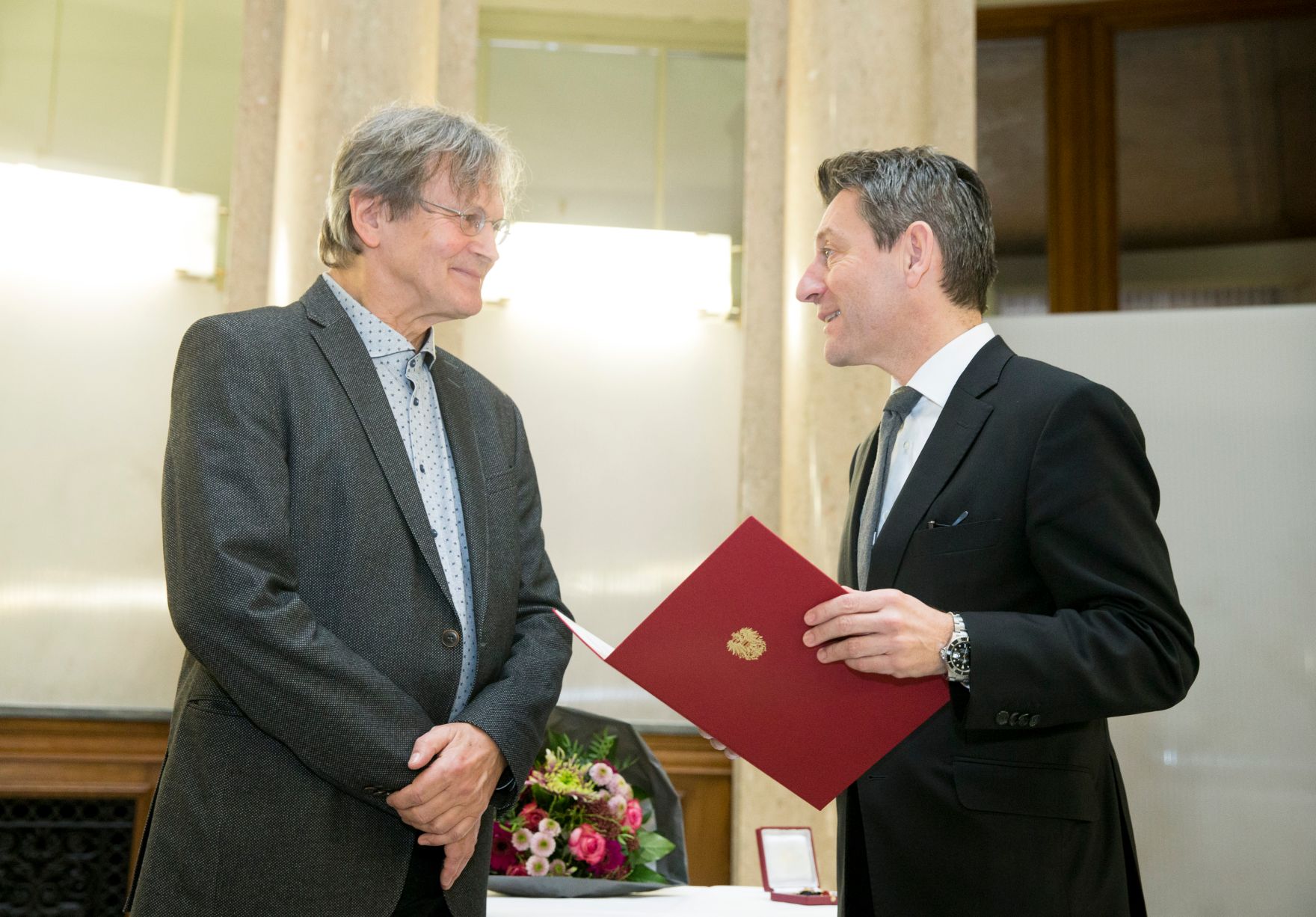 Am 5. Dezember 2017 &uuml;berreichte Sektionschef J&uuml;rgen Meindl (l.) das &Ouml;sterreichische Ehrenkreuz f&uuml;r Wissenschaft und Kunst I. Klasse an Ernst Kovacic (r.).