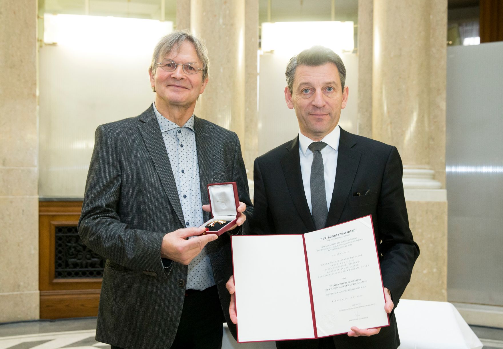 Am 5. Dezember 2017 &uuml;berreichte Sektionschef J&uuml;rgen Meindl (l.) das &Ouml;sterreichische Ehrenkreuz f&uuml;r Wissenschaft und Kunst I. Klasse an Ernst Kovacic (r.).