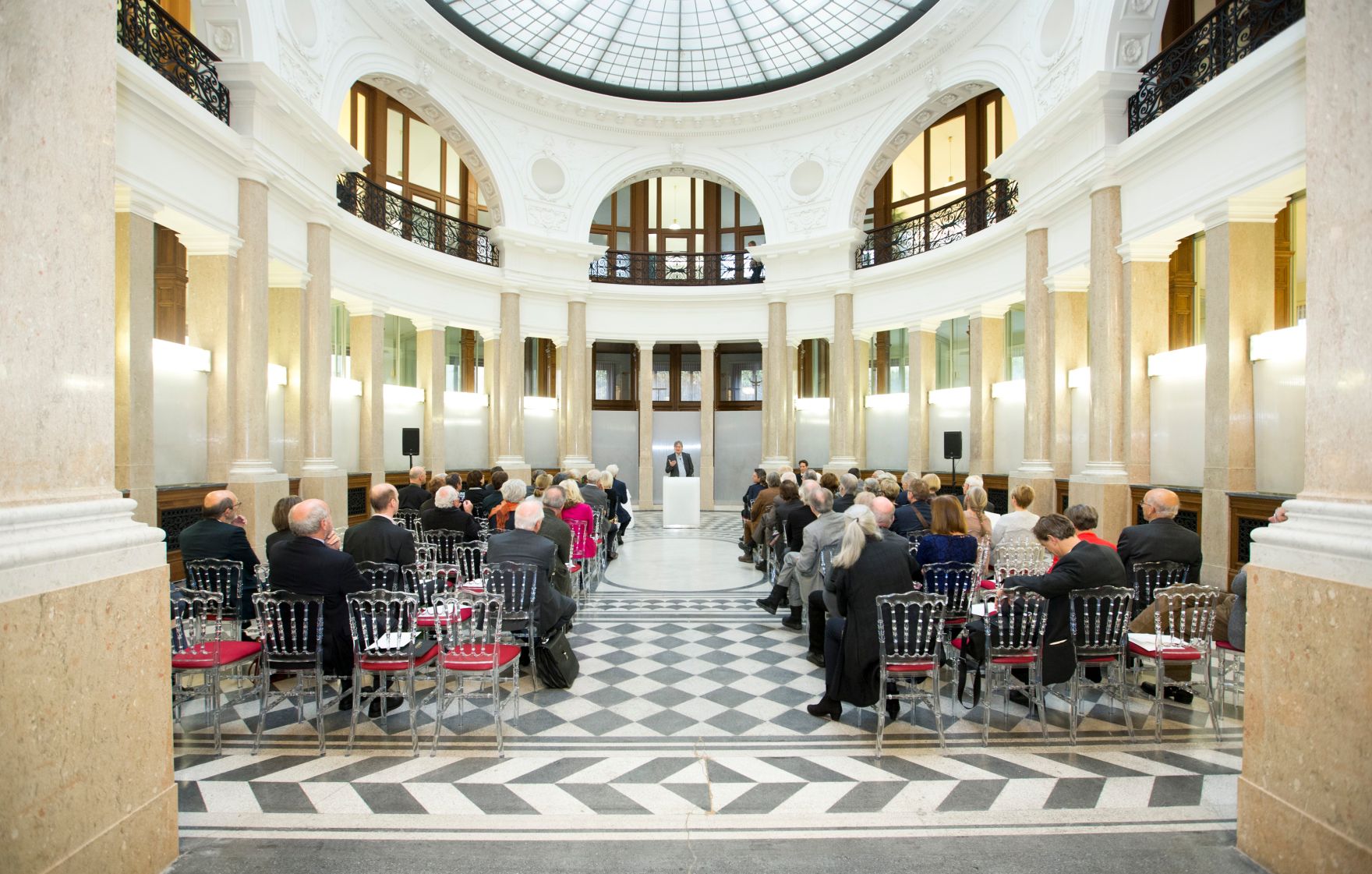 Am 5. Dezember 2017 &uuml;berreichte Sektionschef J&uuml;rgen Meindl das &Ouml;sterreichische Ehrenkreuz f&uuml;r Wissenschaft und Kunst I. Klasse an Ernst Kovacic.