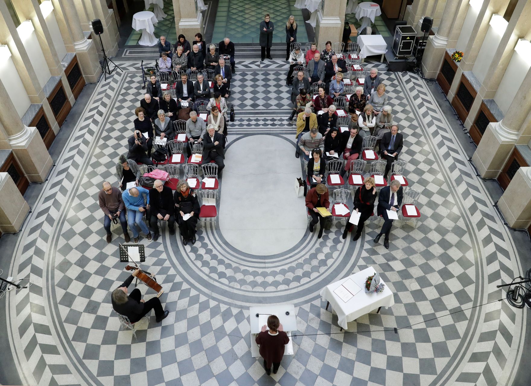 Am 7. Dezember 2017 &uuml;berreichte Charlotte Sucher die Urkunde, mit der Tonia Kos der Berufstitel Professorin verliehen wurde.