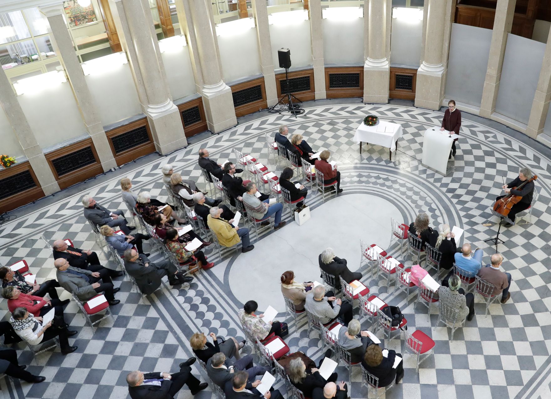 Am 7. Dezember 2017 &uuml;berreichte Charlotte Sucher die Urkunde, mit der Tonia Kos der Berufstitel Professorin verliehen wurde.