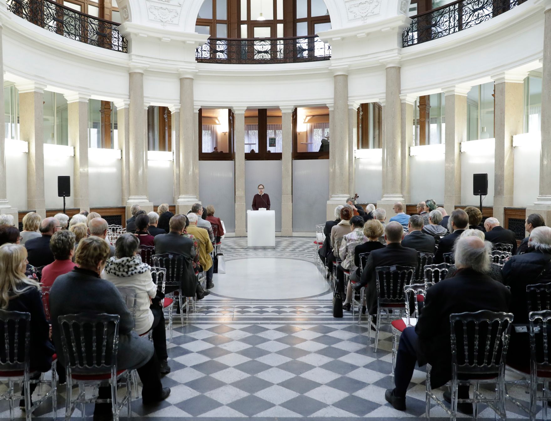 Am 7. Dezember 2017 &uuml;berreichte Charlotte Sucher die Urkunde, mit der Tonia Kos der Berufstitel Professorin verliehen wurde.
