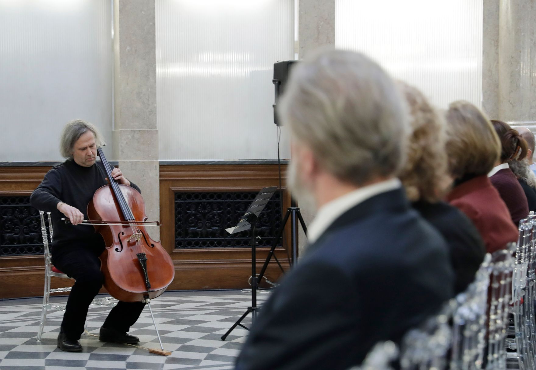 Am 7. Dezember 2017 &uuml;berreichte Charlotte Sucher die Urkunde, mit der Tonia Kos der Berufstitel Professorin verliehen wurde.