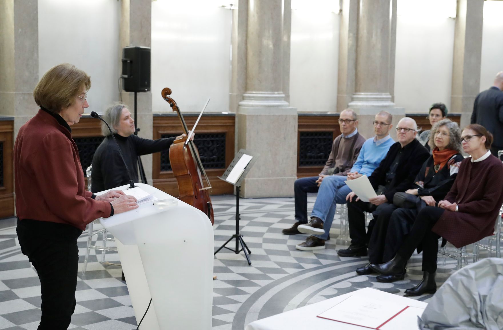 Am 7. Dezember 2017 &uuml;berreichte Charlotte Sucher die Urkunde, mit der Tonia Kos der Berufstitel Professorin verliehen wurde. Im Bild Laudatorin Heide Breuer (l.).
