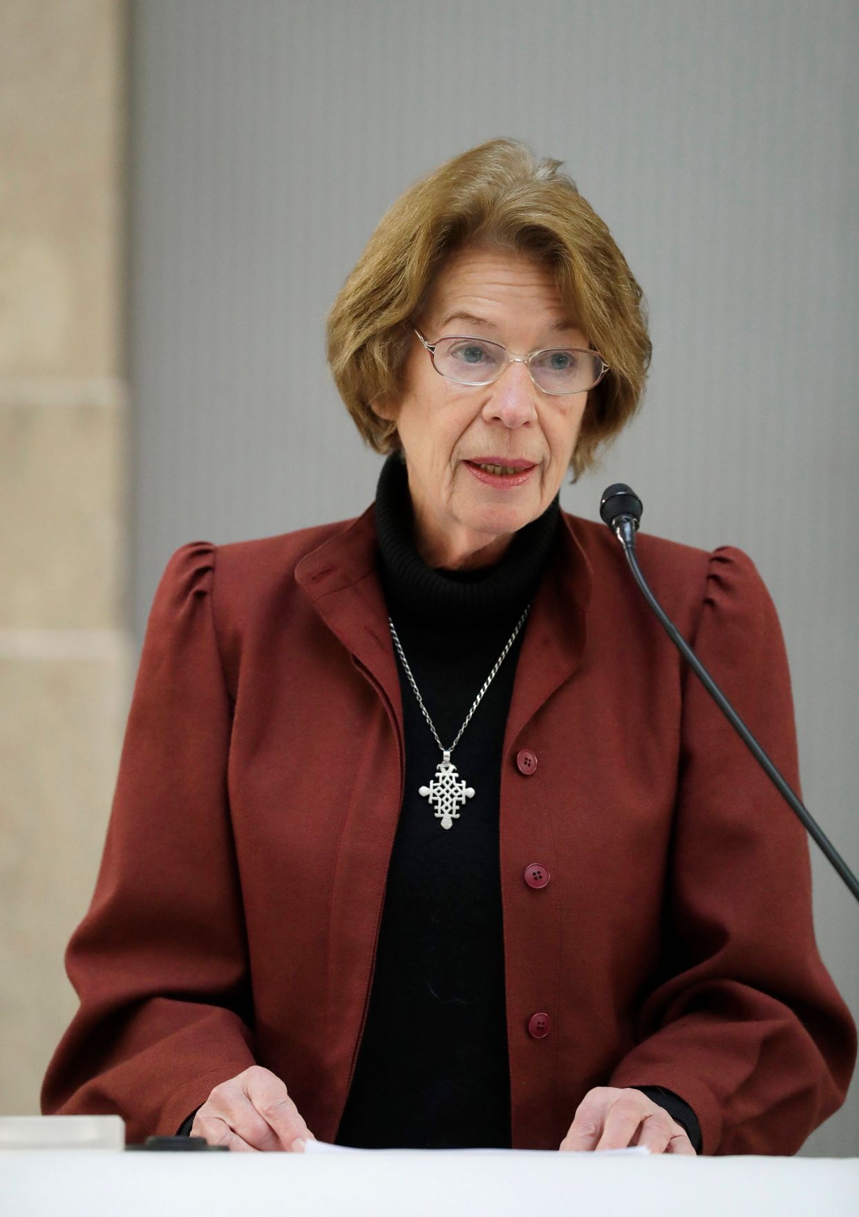 Am 7. Dezember 2017 &uuml;berreichte Charlotte Sucher die Urkunde, mit der Tonia Kos der Berufstitel Professorin verliehen wurde. Im Bild Laudatorin Heide Breuer.