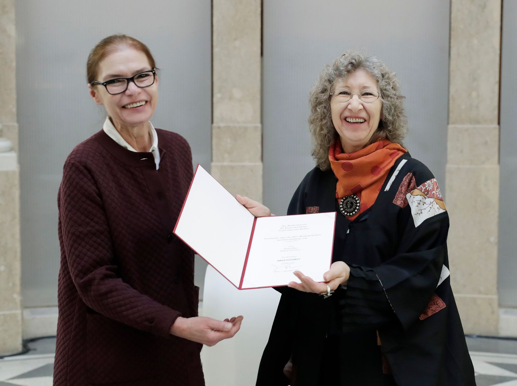 Am 7. Dezember 2017 &uuml;berreichte Charlotte Sucher (l.) die Urkunde, mit der Tonia Kos (r.) der Berufstitel Professorin verliehen wurde.