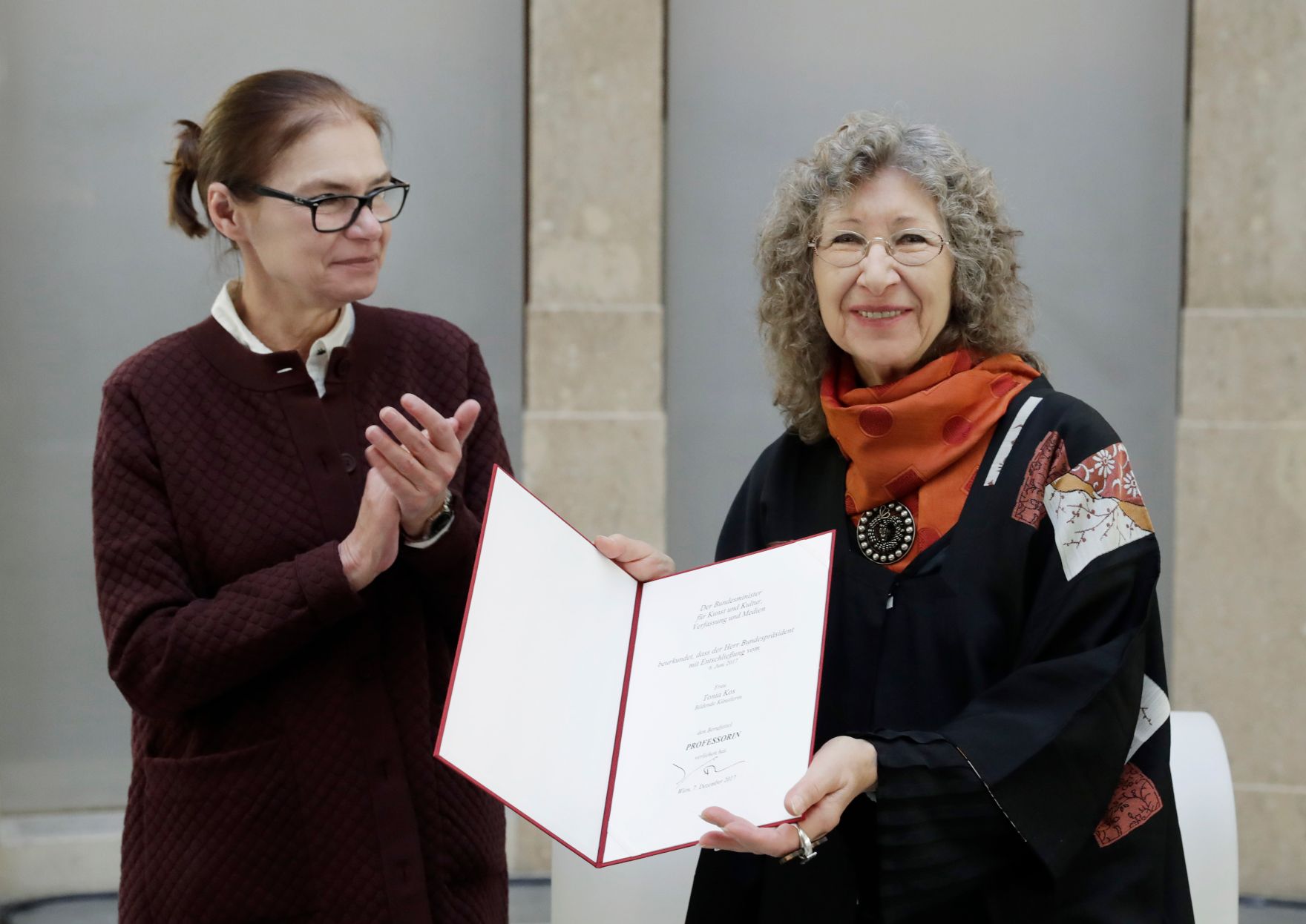 Am 7. Dezember 2017 &uuml;berreichte Charlotte Sucher (l.) die Urkunde, mit der Tonia Kos (r.) der Berufstitel Professorin verliehen wurde.