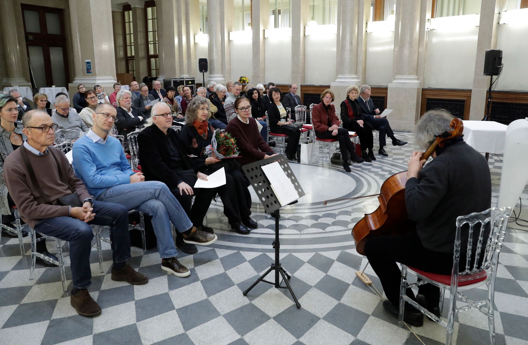 Am 7. Dezember 2017 &uuml;berreichte Charlotte Sucher die Urkunde, mit der Tonia Kos der Berufstitel Professorin verliehen wurde.
