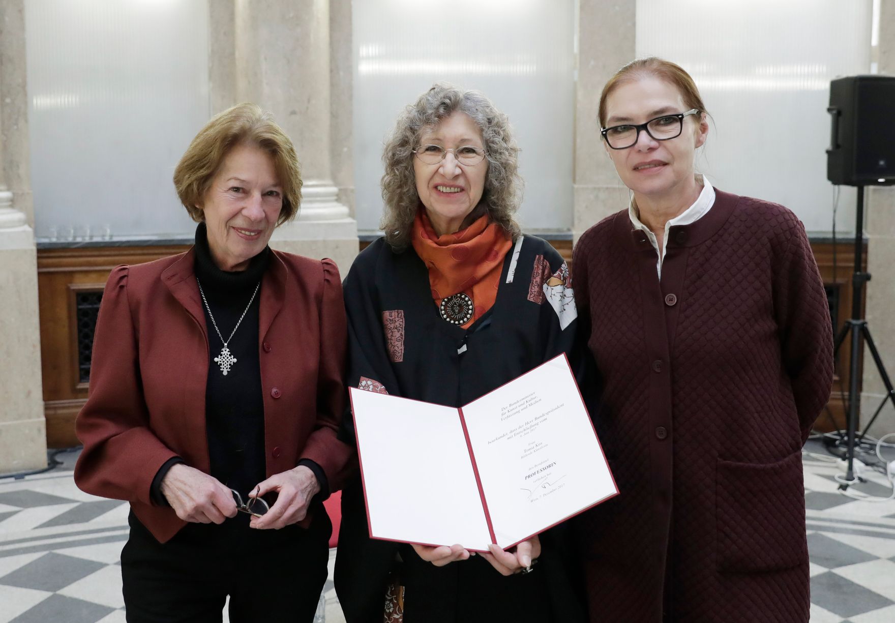 Am 7. Dezember 2017 &uuml;berreichte Charlotte Sucher (r.) die Urkunde, mit der Tonia Kos (m.) der Berufstitel Professorin verliehen wurde. Im Bild mit Laudatorin Heide Breuer (l.).
