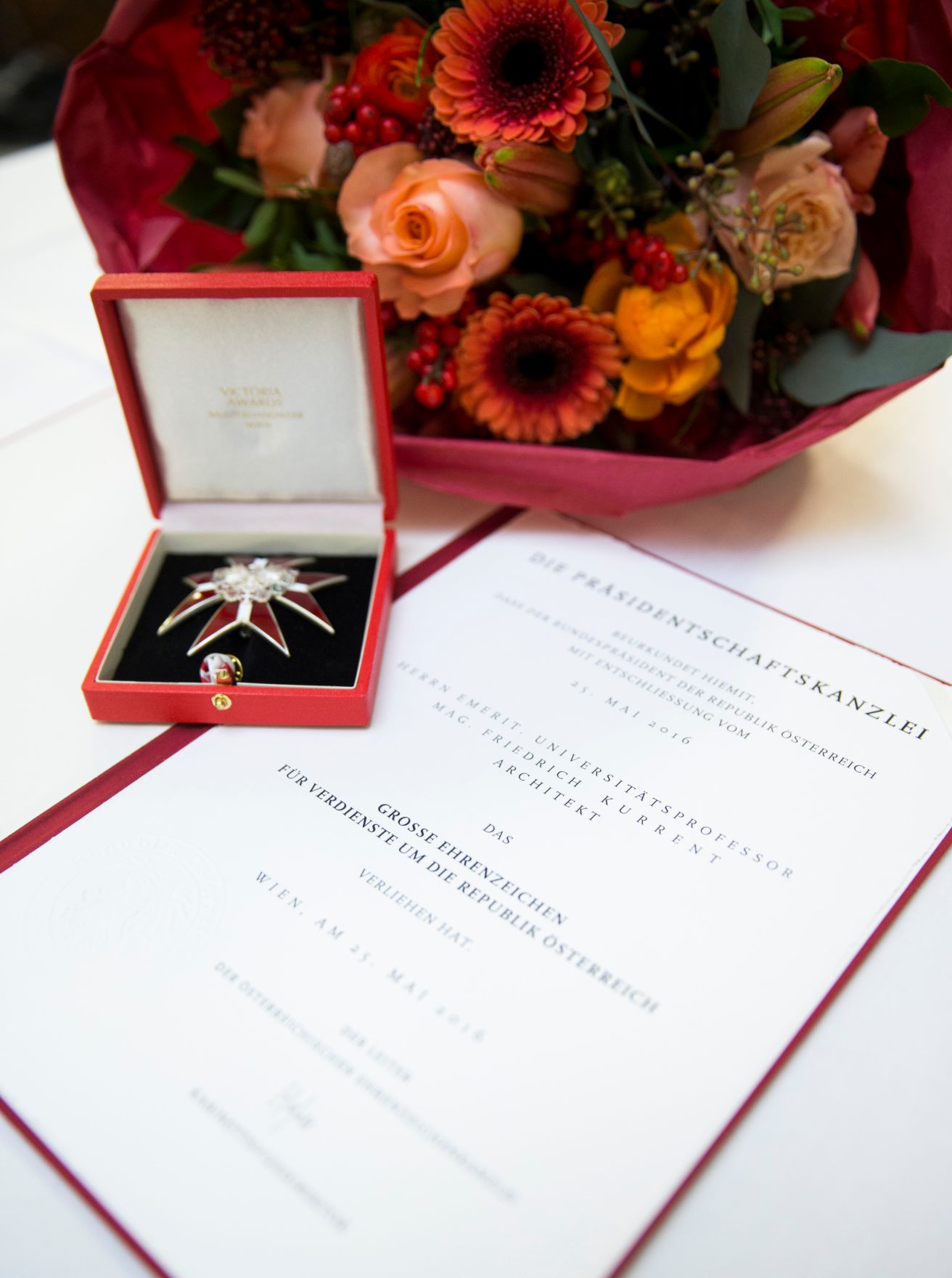 Am 12. Dezember 2017 &uuml;berreichte Sektionschef J&uuml;rgen Meindl das Gro&szlig;e Ehrenzeichen f&uuml;r Verdienste um die Republik &Ouml;sterreich an Friedrich Kurrent.