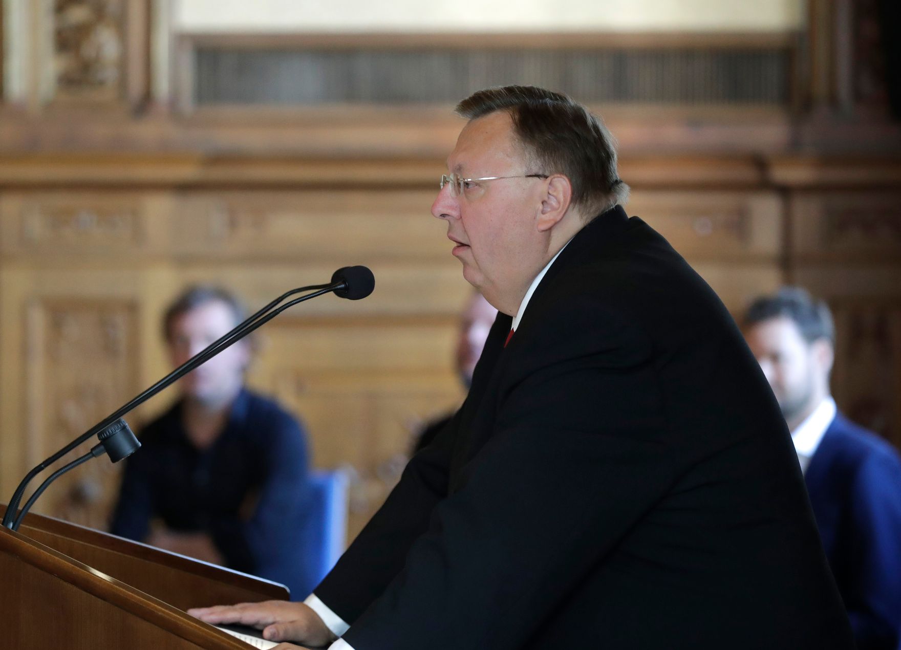 Am 3. Juli 2018 wurden die Urkunde &uuml;ber die Verleihung des Berufstitels Professorin an Brigitte Neichl und das &Ouml;sterreichische Ehrenkreuz f&uuml;r Wissenschaft und Kunst an Josef Stargl &uuml;berreicht. Im Bild Reinhold Hohengartner (r.) bei der Begr&uuml;&szlig;ung.