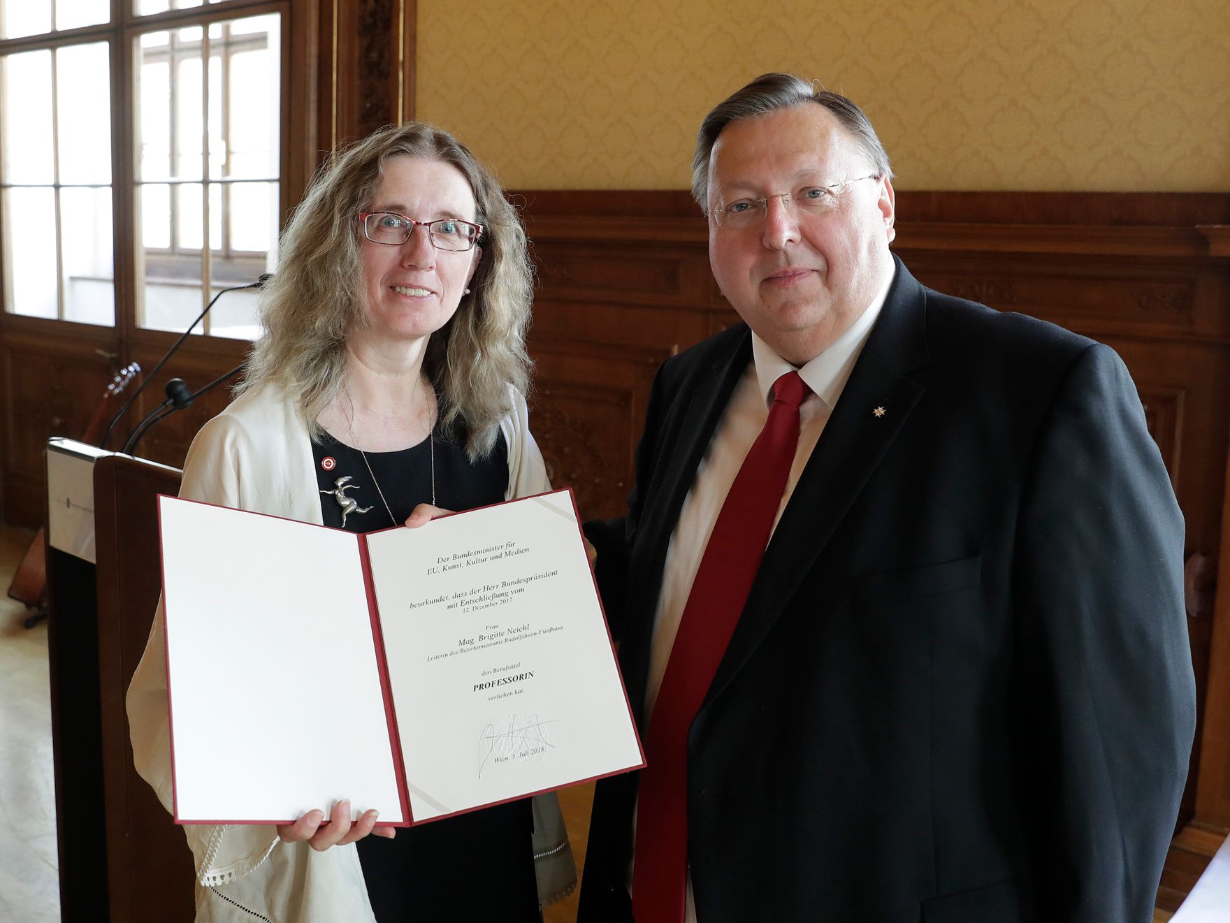 Am 3. Juli 2018 wurden die Urkunde &uuml;ber die Verleihung des Berufstitels Professorin an Brigitte Neichl (l.) und das &Ouml;sterreichische Ehrenkreuz f&uuml;r Wissenschaft und Kunst an Josef Stargl &uuml;berreicht. Im Bild mit Reinhold Hohengartner.