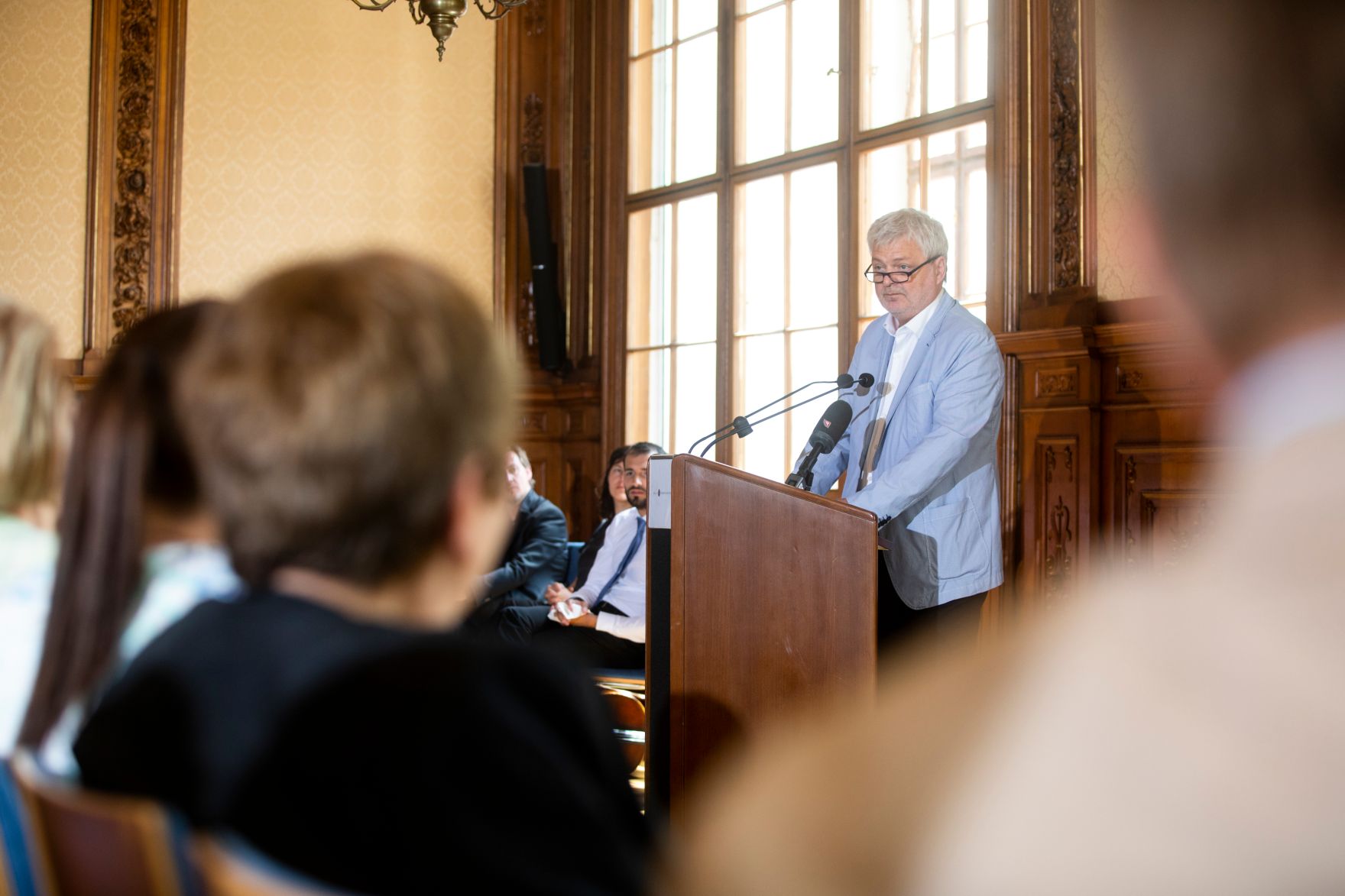 Am 4. Juli 2018 wurden das Goldene Ehrenzeichen f&uuml;r Verdienste um die Republik &Ouml;sterreich an Karl Pfeiffer und das &Ouml;sterreichische Ehrenkreuz f&uuml;r Wissenschaft und Kunst I. Klasse an Franz Oswald &uuml;berreicht. Im Bild der Laudator Karl &Ouml;llinger.