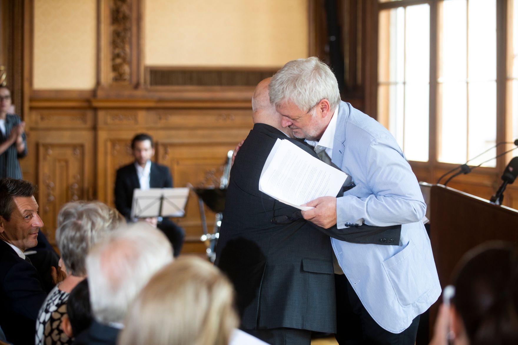 Am 4. Juli 2018 wurden das Goldene Ehrenzeichen f&uuml;r Verdienste um die Republik &Ouml;sterreich an Karl Pfeiffer (l.) und das &Ouml;sterreichische Ehrenkreuz f&uuml;r Wissenschaft und Kunst I. Klasse an Franz Oswald &uuml;berreicht. Im Bild der Laudator Karl &Ouml;llinger (r.).