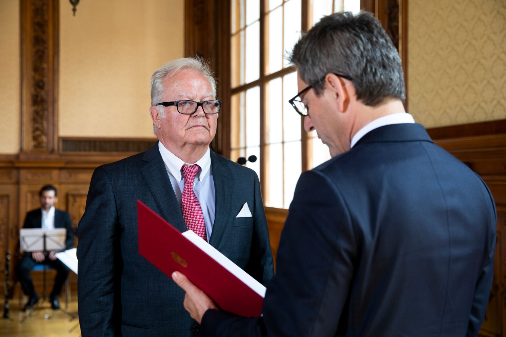 Am 4. Juli 2018 wurden das Goldene Ehrenzeichen f&uuml;r Verdienste um die Republik &Ouml;sterreich an Karl Pfeiffer und das &Ouml;sterreichische Ehrenkreuz f&uuml;r Wissenschaft und Kunst I. Klasse an Franz Oswald (l.) &uuml;berreicht. Im Bild mit dem Sektionschef J&uuml;rgen Meindl (r.).