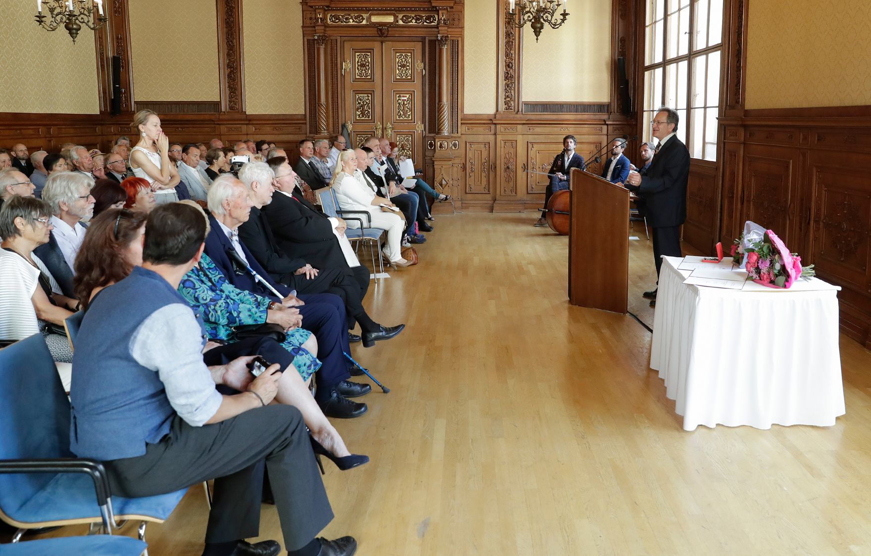 Am 4. Juli 2018 wurden die Urkunde &uuml;ber die Verleihung des Berufstitels Professor an Kurt Philipp und das Gro&szlig;e Ehrenzeichen f&uuml;r Verdienste um die Republik &Ouml;sterreich an Franz Basdera &uuml;berreicht. Im Bild der Laudator Karl Hintermayer bei der Laudatio.