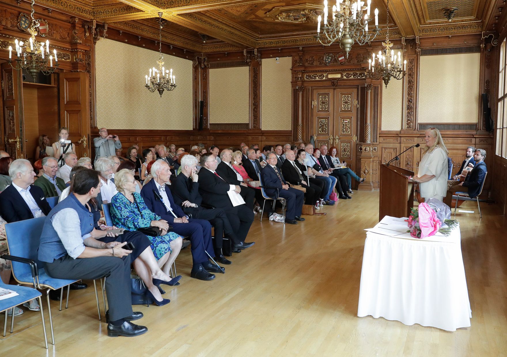 Am 4. Juli 2018 wurden die Urkunde &uuml;ber die Verleihung des Berufstitels Professor an Kurt Philipp und das Gro&szlig;e Ehrenzeichen f&uuml;r Verdienste um die Republik &Ouml;sterreich an Franz Basdera &uuml;berreicht. Im Bild Hermine Mospointner bei der Laudatio.