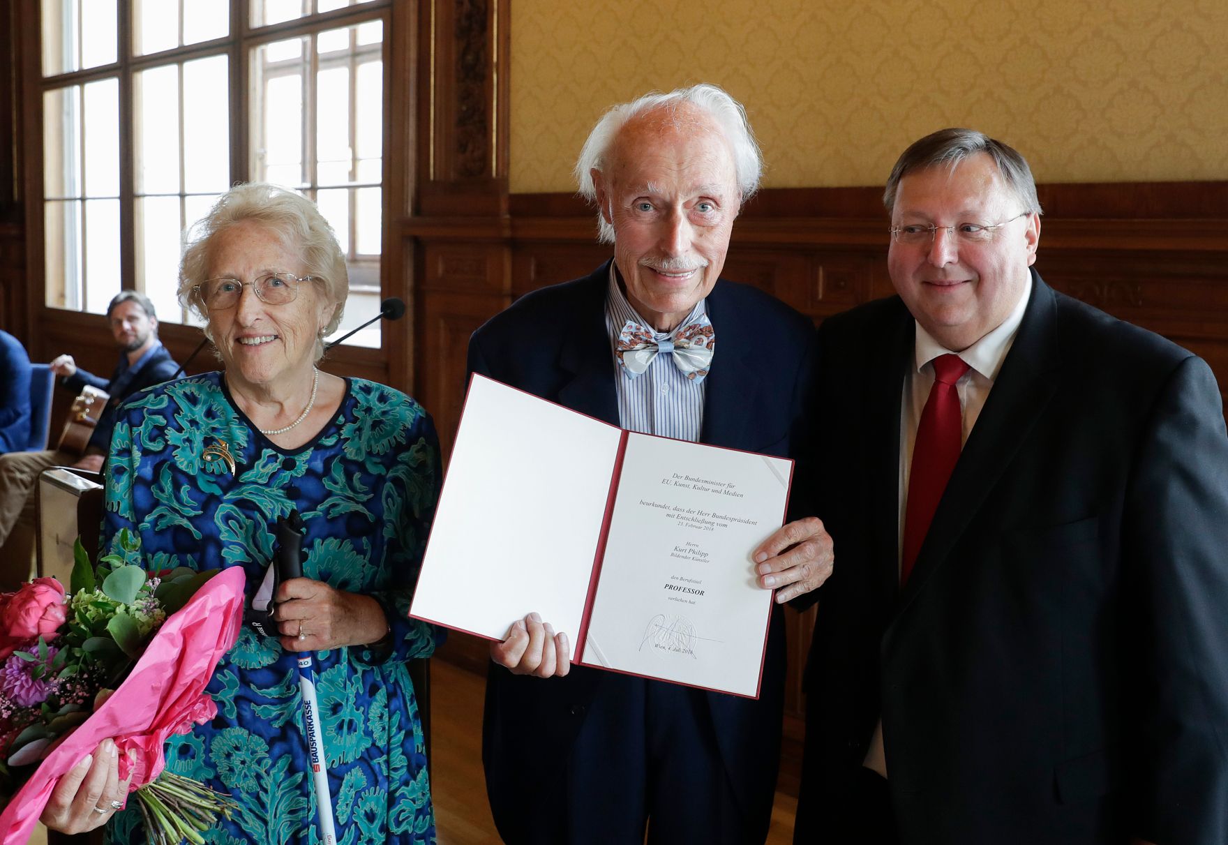 Am 4. Juli 2018 wurden die Urkunde &uuml;ber die Verleihung des Berufstitels Professor an Kurt Philipp (m.) und das Gro&szlig;e Ehrenzeichen f&uuml;r Verdienste um die Republik &Ouml;sterreich an Franz Basdera &uuml;berreicht. Im Bild mit Reinhold Hohengartner (r.).