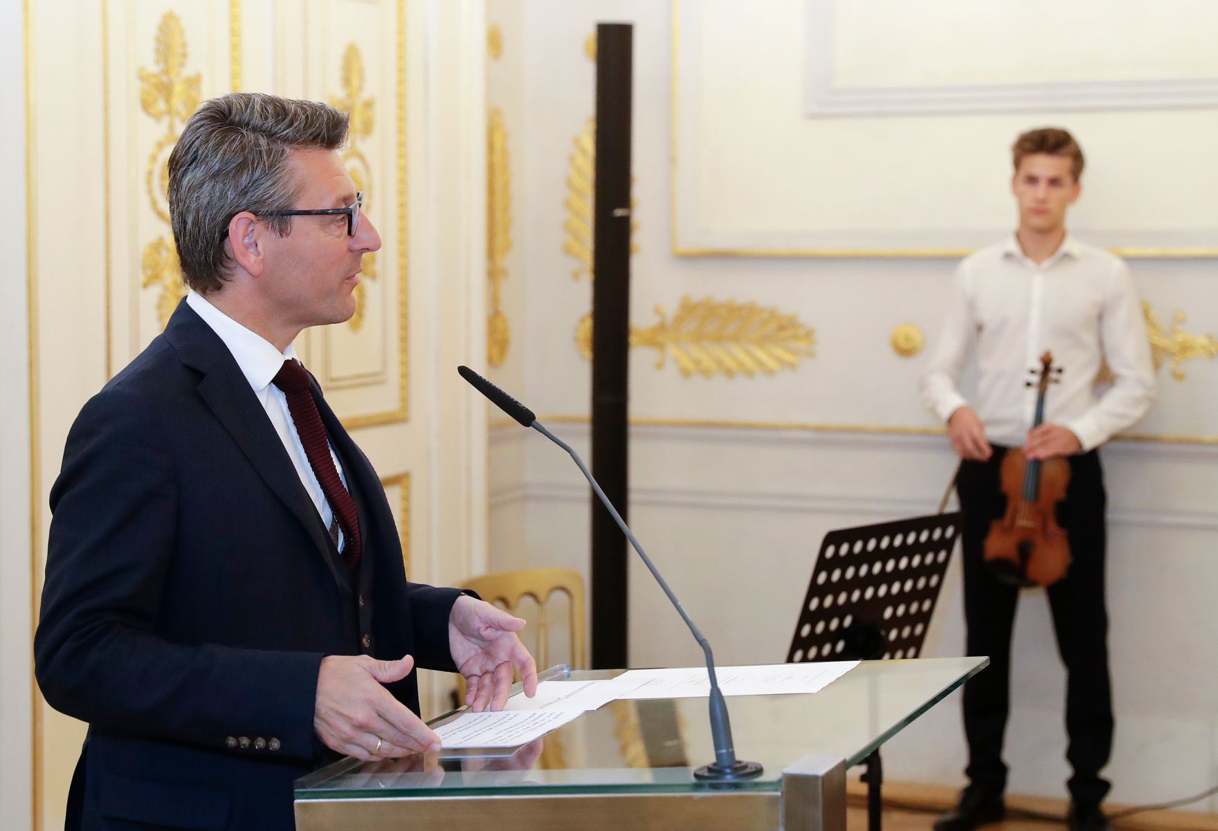 Am 21. September 2018 wurde die Urkunde &uuml;ber die Verleihung des Berufstitels Professorin an die Vize-Honorarkonsulin der Republik Senegal Birgit Sarata &uuml;berreicht. Im Bild Sektionschef J&uuml;rgen Meindl (l.) bei der Begr&uuml;&szlig;ung.