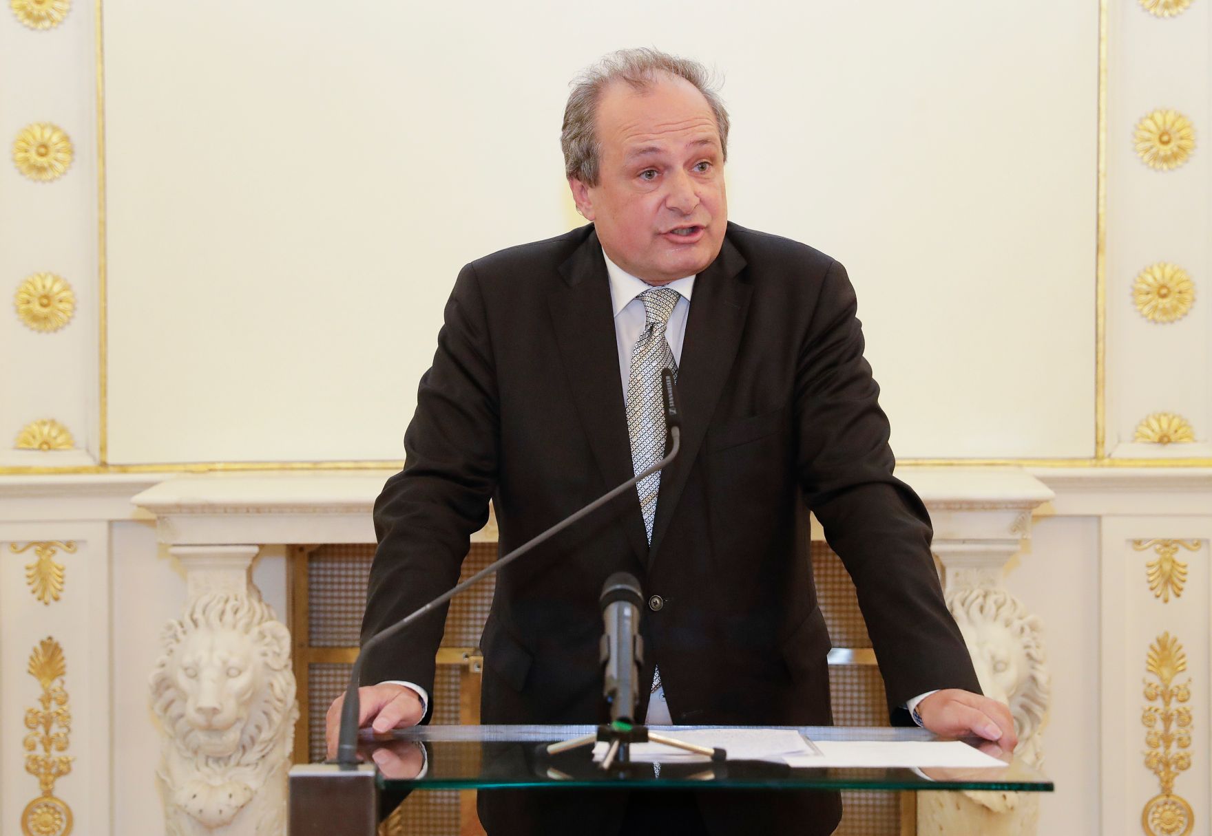 Am 21. September 2018 wurde die Urkunde &uuml;ber die Verleihung des Berufstitels Professorin an die Vize-Honorarkonsulin der Republik Senegal Birgit Sarata &uuml;berreicht. Im Bild Franz A. Patay bei der Laudatio.