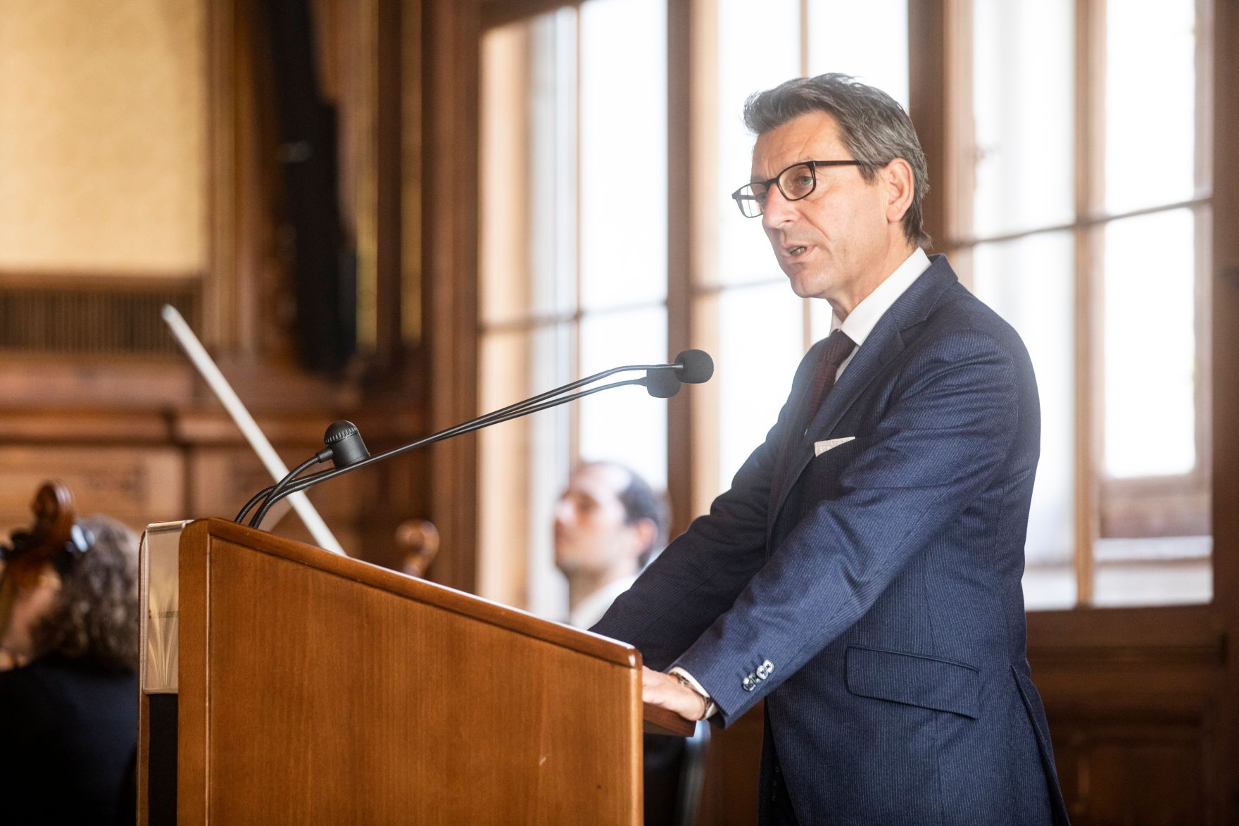 Am 27. September 2018 &uuml;berreichte Sektionschef J&uuml;rgen Meindl (im Bild) das &Ouml;sterreichische Ehrenkreuz f&uuml;r Wissenschaft und Kunst an Kammers&auml;nger Peter Dvorsk&yacute;.