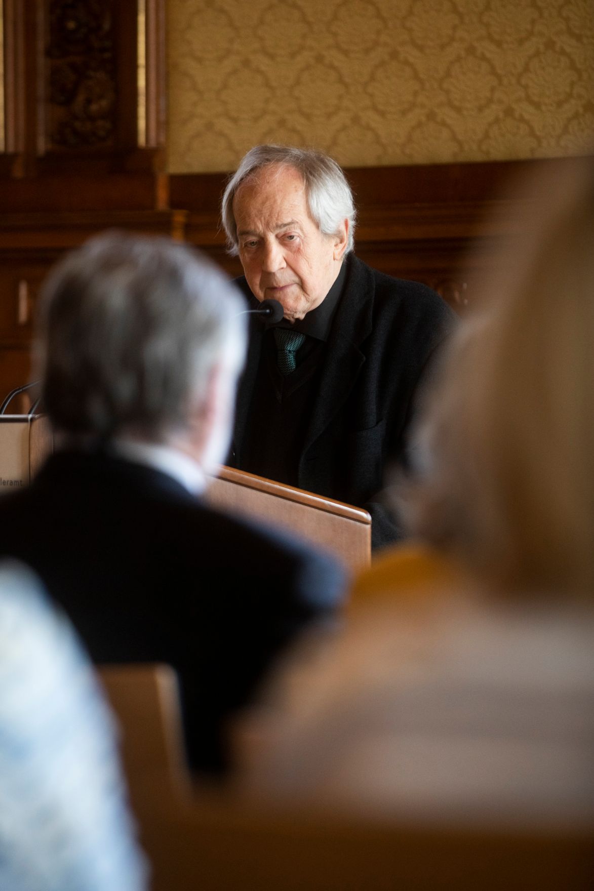 Am 27. September 2018 &uuml;berreichte Sektionschef J&uuml;rgen Meindl das &Ouml;sterreichische Ehrenkreuz f&uuml;r Wissenschaft und Kunst an Kammers&auml;nger Peter Dvorsk&yacute;. Im Bild mit dem Laudator Otto Schenk.