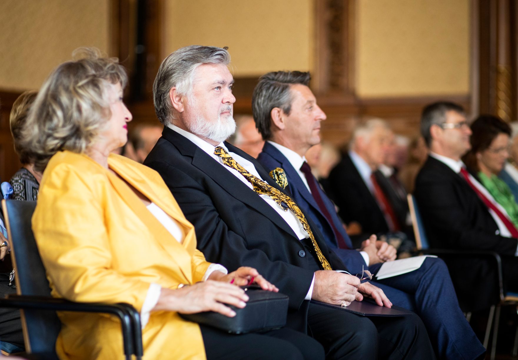 Am 27. September 2018 &uuml;berreichte Sektionschef J&uuml;rgen Meindl (3.v.l.) das &Ouml;sterreichische Ehrenkreuz f&uuml;r Wissenschaft und Kunst an Kammers&auml;nger Peter Dvorsk&yacute; (2.v.l.).