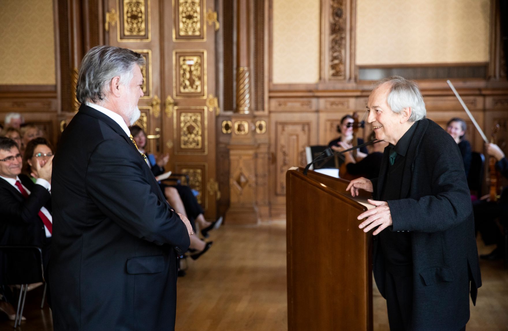Am 27. September 2018 &uuml;berreichte Sektionschef J&uuml;rgen Meindl das &Ouml;sterreichische Ehrenkreuz f&uuml;r Wissenschaft und Kunst an Kammers&auml;nger Peter Dvorsk&yacute; (l.). Im Bild mit dem Laudator Otto Schenk (r.).