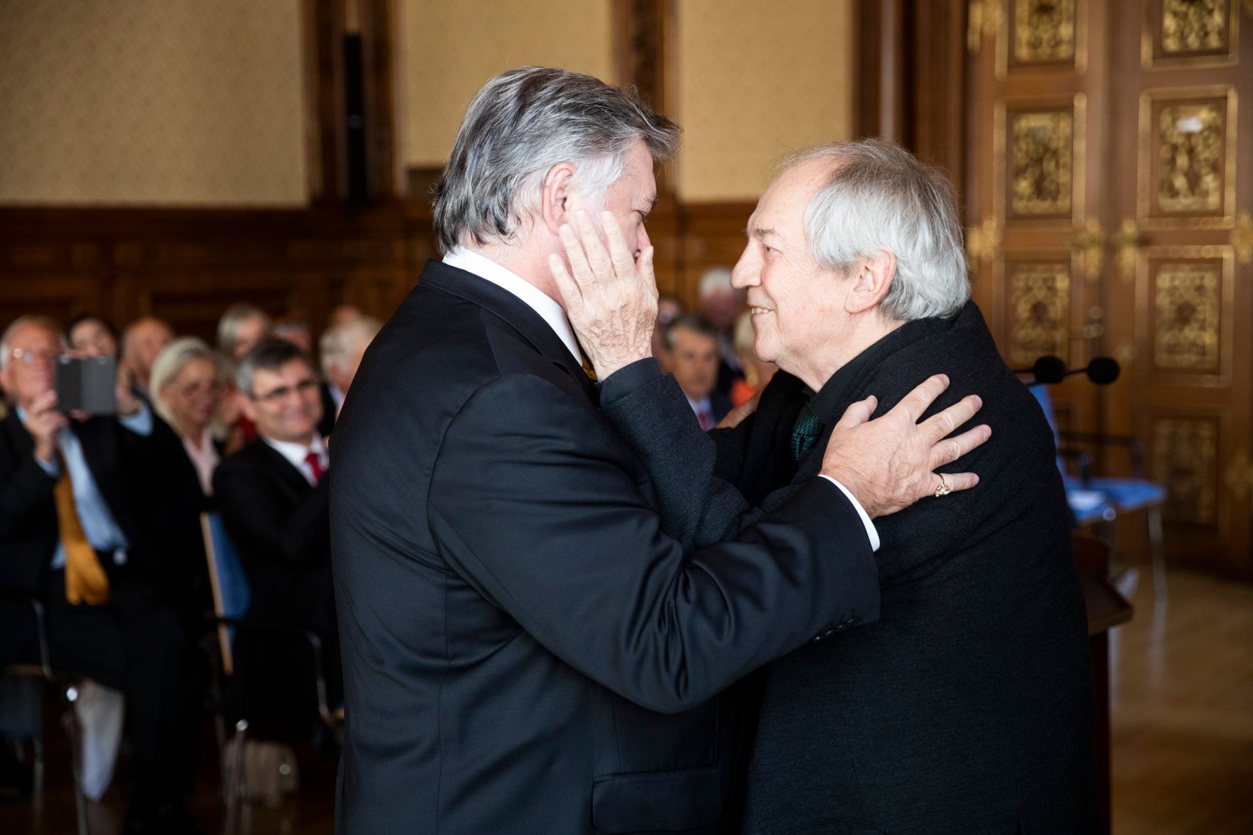 Am 27. September 2018 &uuml;berreichte Sektionschef J&uuml;rgen Meindl das &Ouml;sterreichische Ehrenkreuz f&uuml;r Wissenschaft und Kunst an Kammers&auml;nger Peter Dvorsk&yacute; (l.). Im Bild mit dem Laudator Otto Schenk (r.).