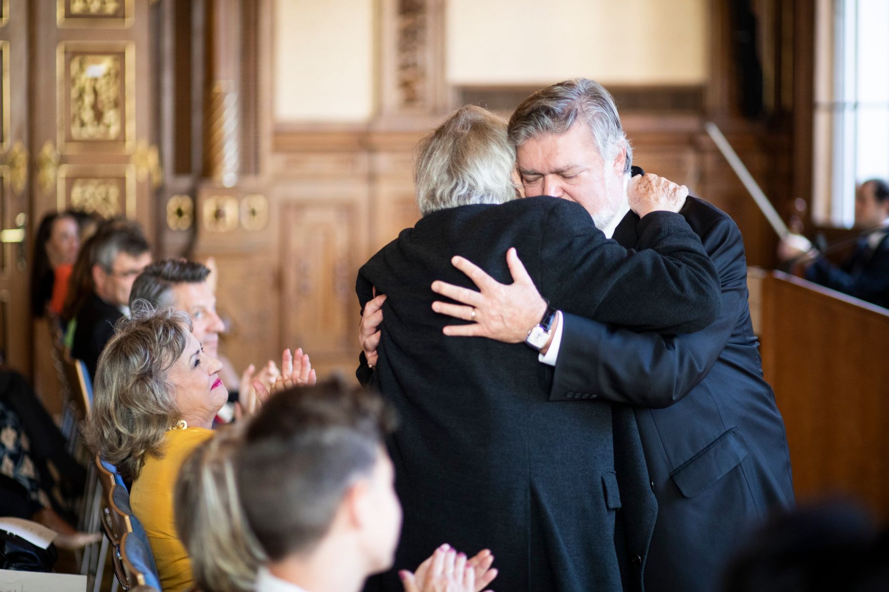 Am 27. September 2018 &uuml;berreichte Sektionschef J&uuml;rgen Meindl das &Ouml;sterreichische Ehrenkreuz f&uuml;r Wissenschaft und Kunst an Kammers&auml;nger Peter Dvorsk&yacute; (r.). Im Bild mit dem Laudator Otto Schenk (l.).