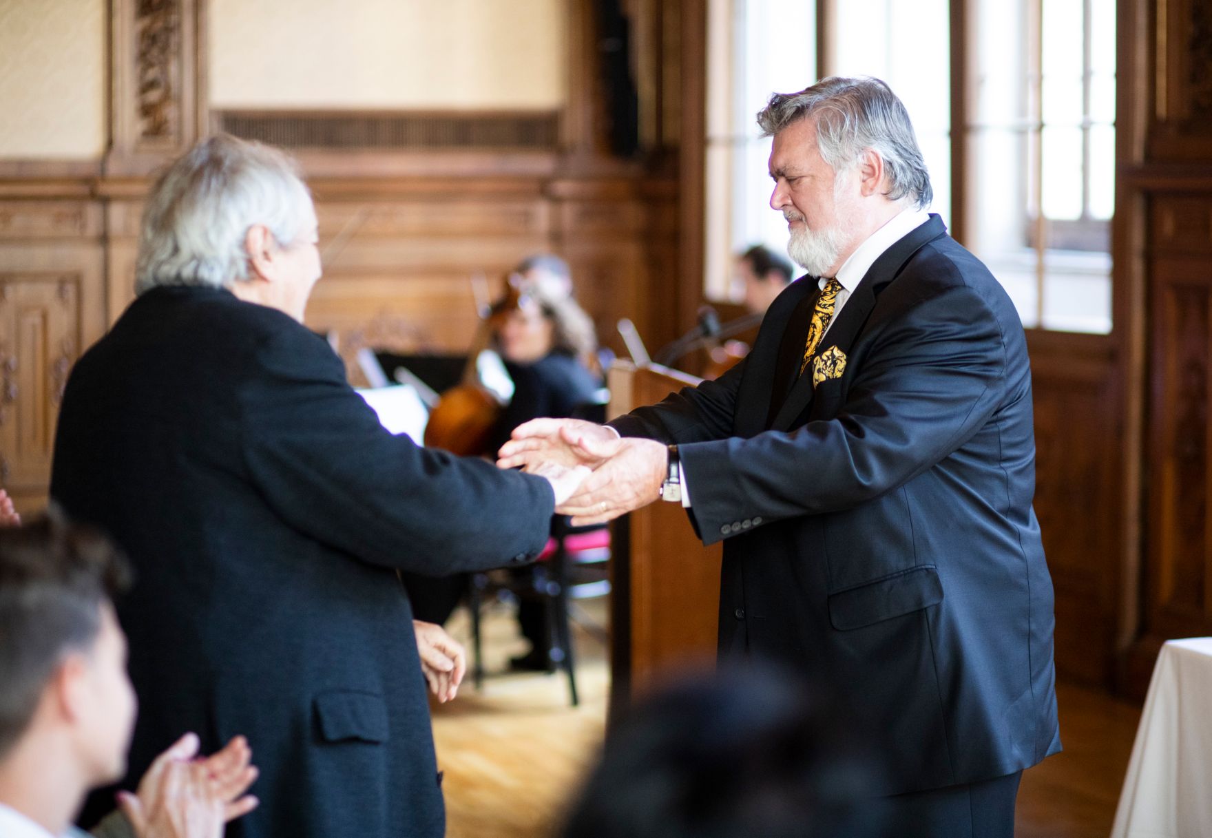 Am 27. September 2018 &uuml;berreichte Sektionschef J&uuml;rgen Meindl das &Ouml;sterreichische Ehrenkreuz f&uuml;r Wissenschaft und Kunst an Kammers&auml;nger Peter Dvorsk&yacute; (r.). Im Bild mit dem Laudator Otto Schenk (l.).