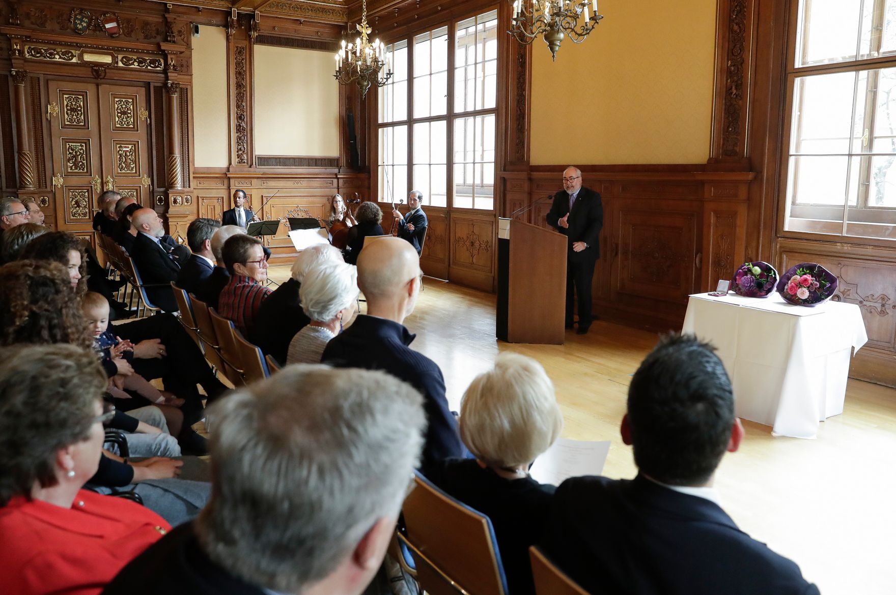 Am 15. Oktober 2018 &uuml;berreichte Sektionschef J&uuml;rgen Meindl das &Ouml;sterreichische Ehrenkreuz f&uuml;r Wissenschaft und Kunst I. Klasse an B&aacute;lint Andr&aacute;s Varga und den Berufstitel Professor an Anton Gatnar. Im Bild mit Laudator Erich Ehn (r.).