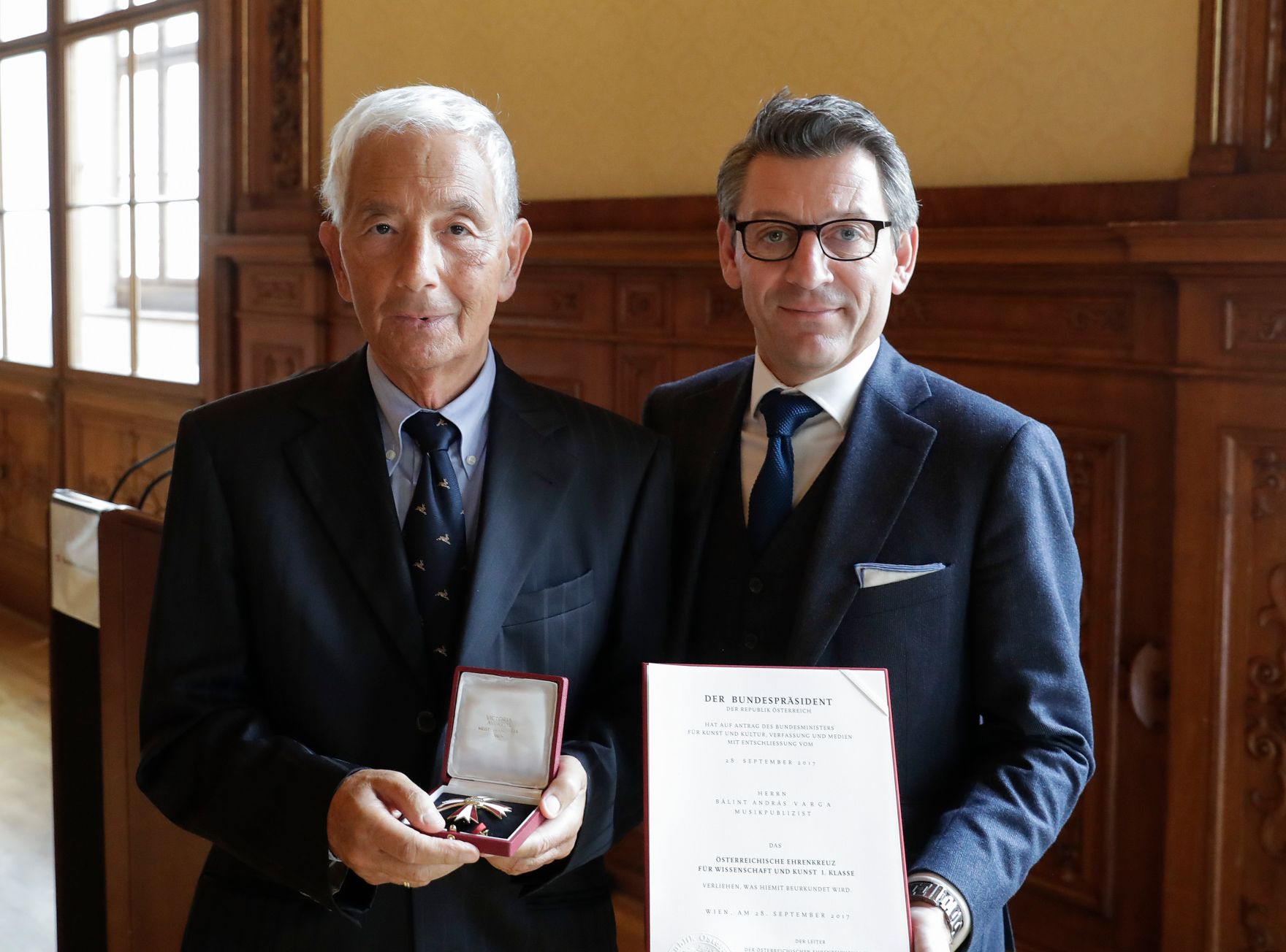 Am 15. Oktober 2018 &uuml;berreichte Sektionschef J&uuml;rgen Meindl (r.) das &Ouml;sterreichische Ehrenkreuz f&uuml;r Wissenschaft und Kunst I. Klasse an B&aacute;lint Andr&aacute;s Varga (l.) und den Berufstitel Professor an Anton Gatnar.
