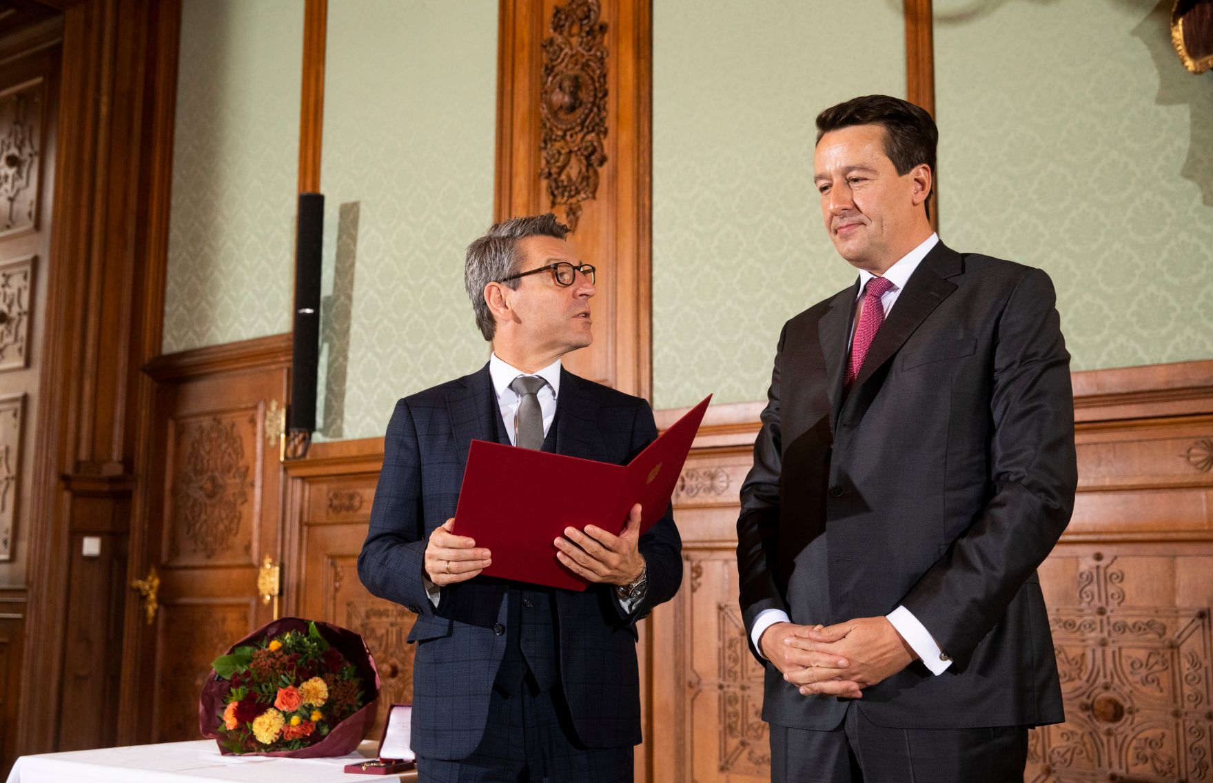 Am 22. Oktober 2018 &uuml;berreichte Sektionschef J&uuml;rgen Meindl (l.) das &Ouml;sterreichische Ehrenkreuz f&uuml;r Wissenschaft und Kunst an Thomas D&auml;nemark (r.).