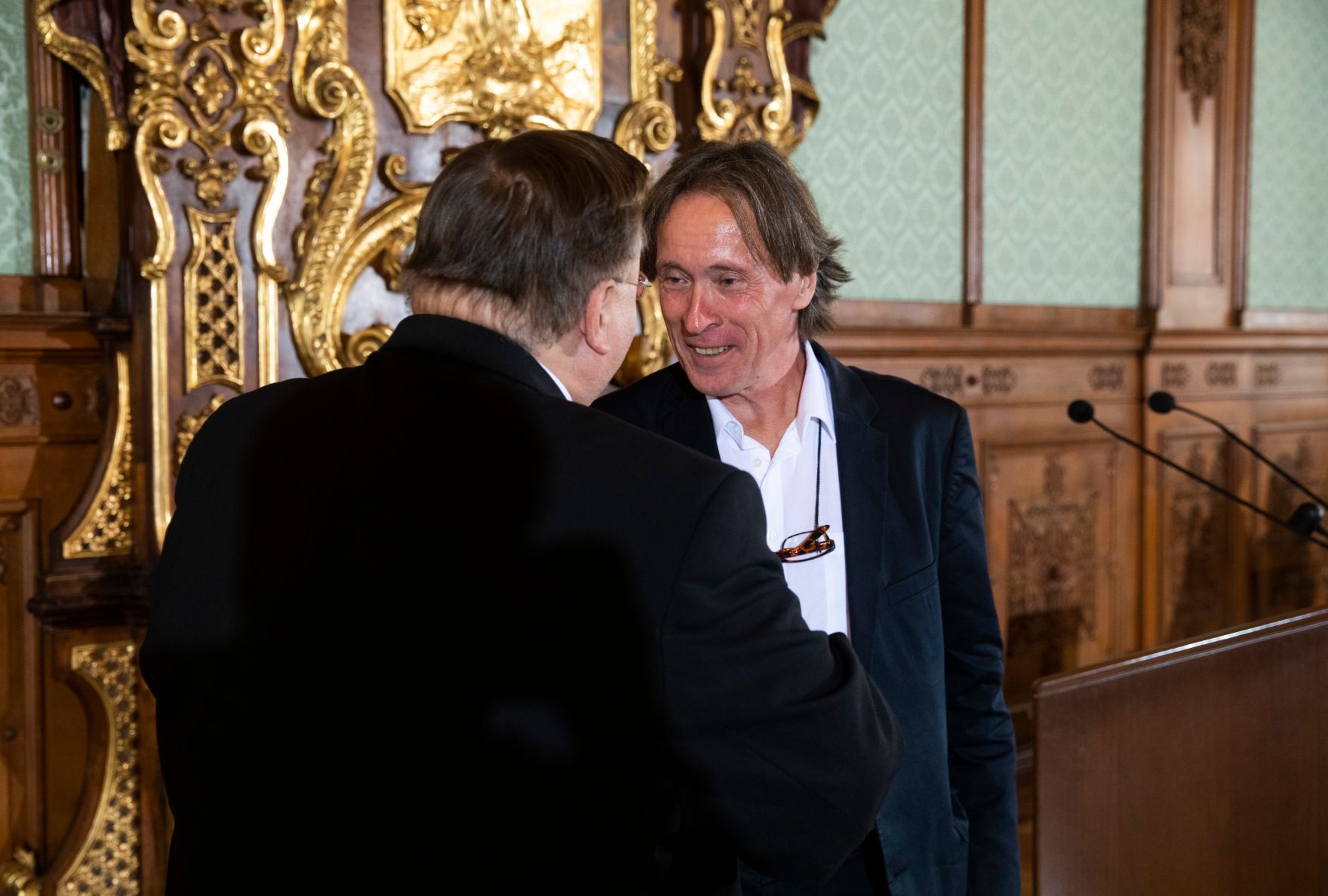 Am 22. Oktober 2018 &uuml;berreichte Reinhold Hohengartner (l.) das &Ouml;sterreichische Ehrenkreuz f&uuml;r Wissenschaft und Kunst an Hubert Waldner (r.).