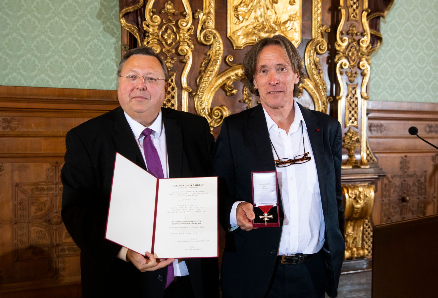 Am 22. Oktober 2018 &uuml;berreichte Reinhold Hohengartner (l.) das &Ouml;sterreichische Ehrenkreuz f&uuml;r Wissenschaft und Kunst an Hubert Waldner (r.).